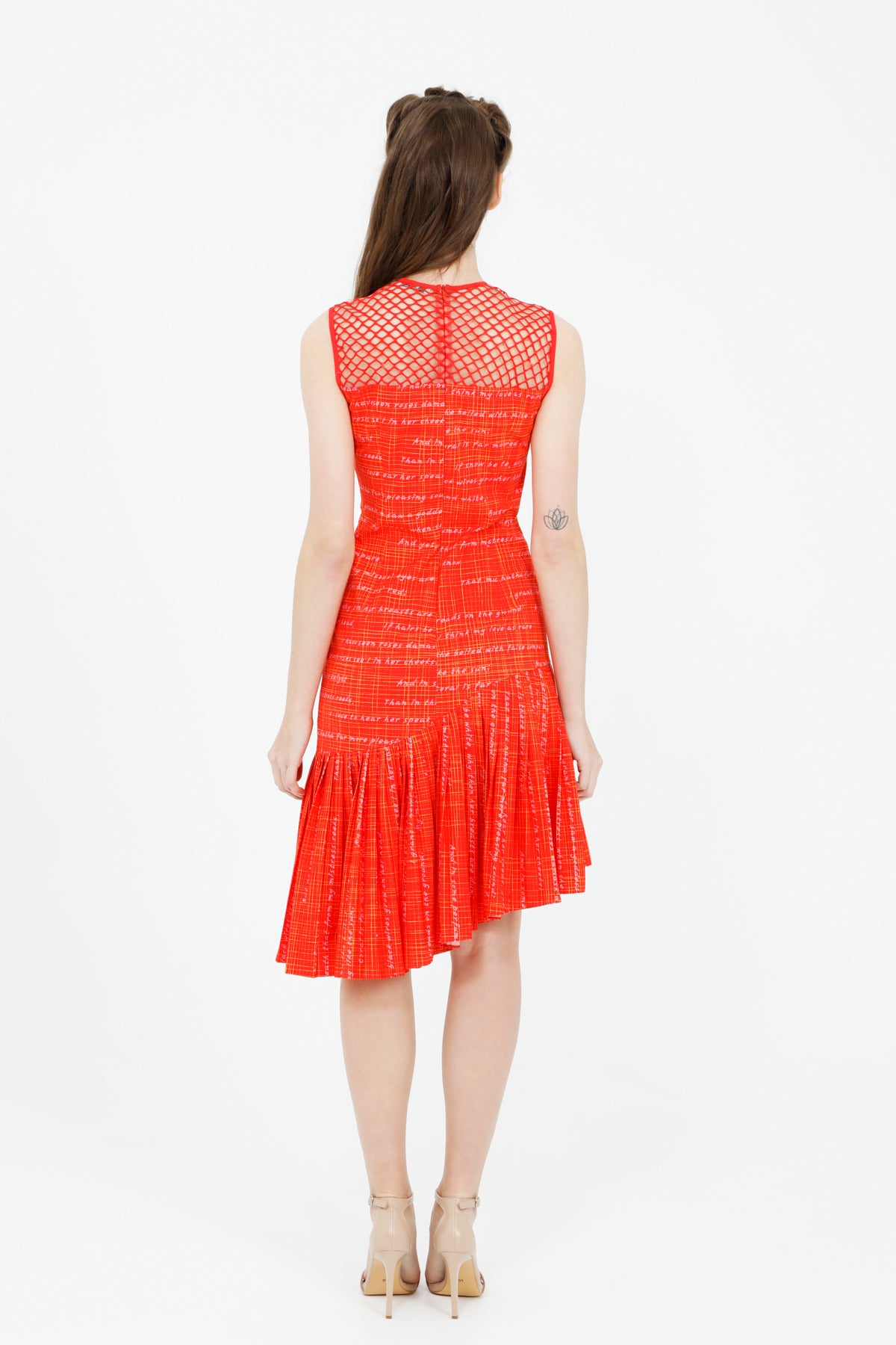 Yaka File Detaylı Pliseli Fit Kesim Yazı Desenli Midi Elbise