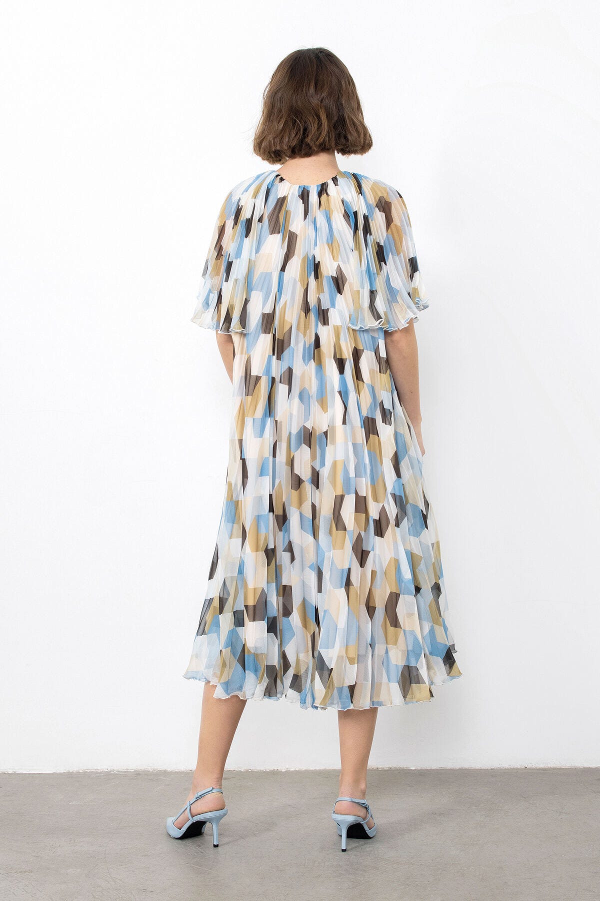 Fermuar Detaylı Piliseli Kısa Kollu Midi Desenli Elbise