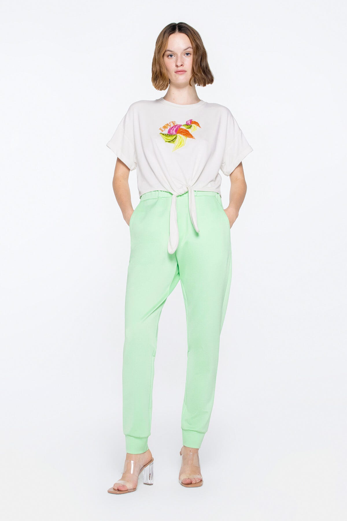 Etek Ucu Bağlama Detaylı Aplike Nakış Süslemeli T-shirt