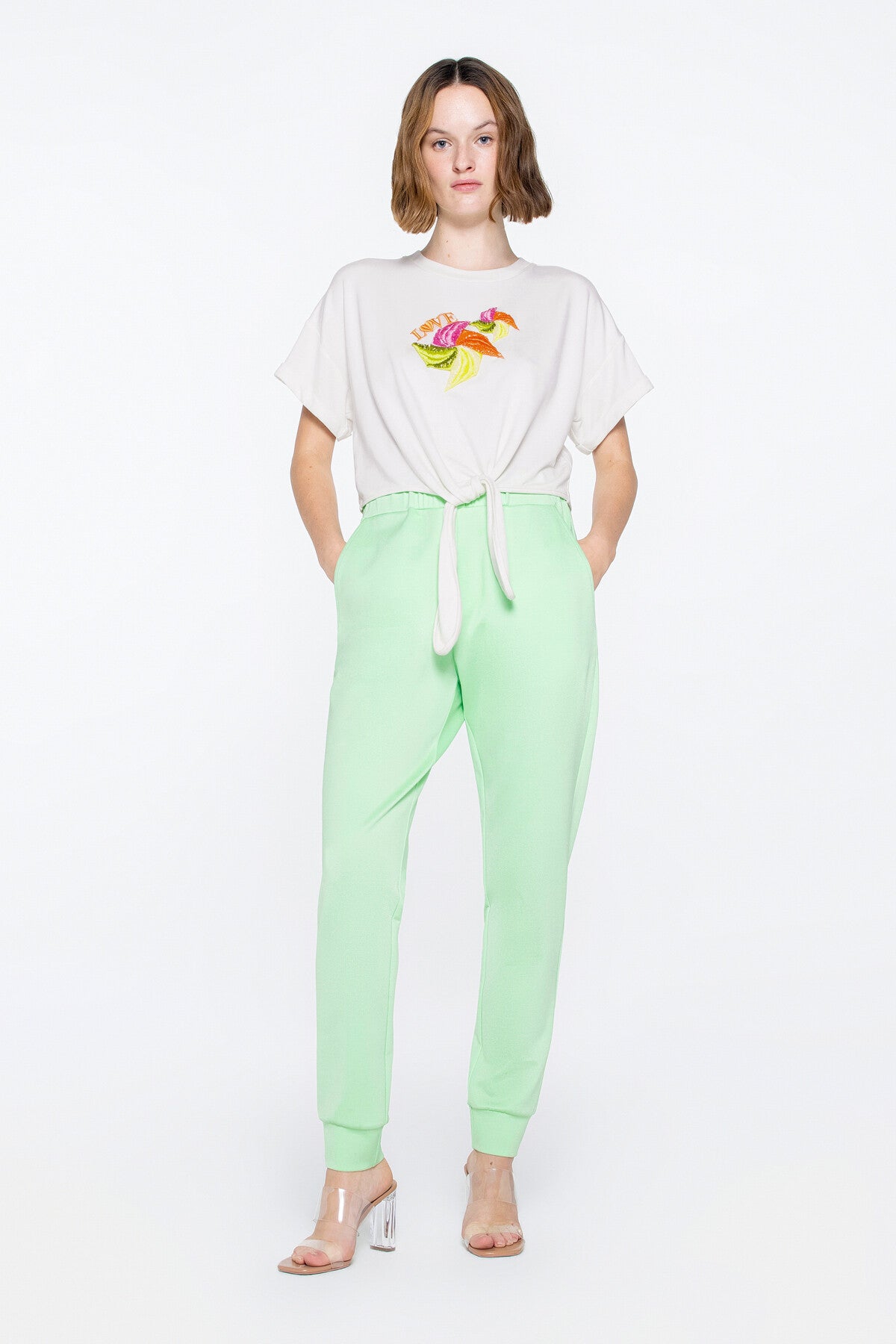 Etek Ucu Bağlama Detaylı Aplike Nakış Süslemeli T-shirt