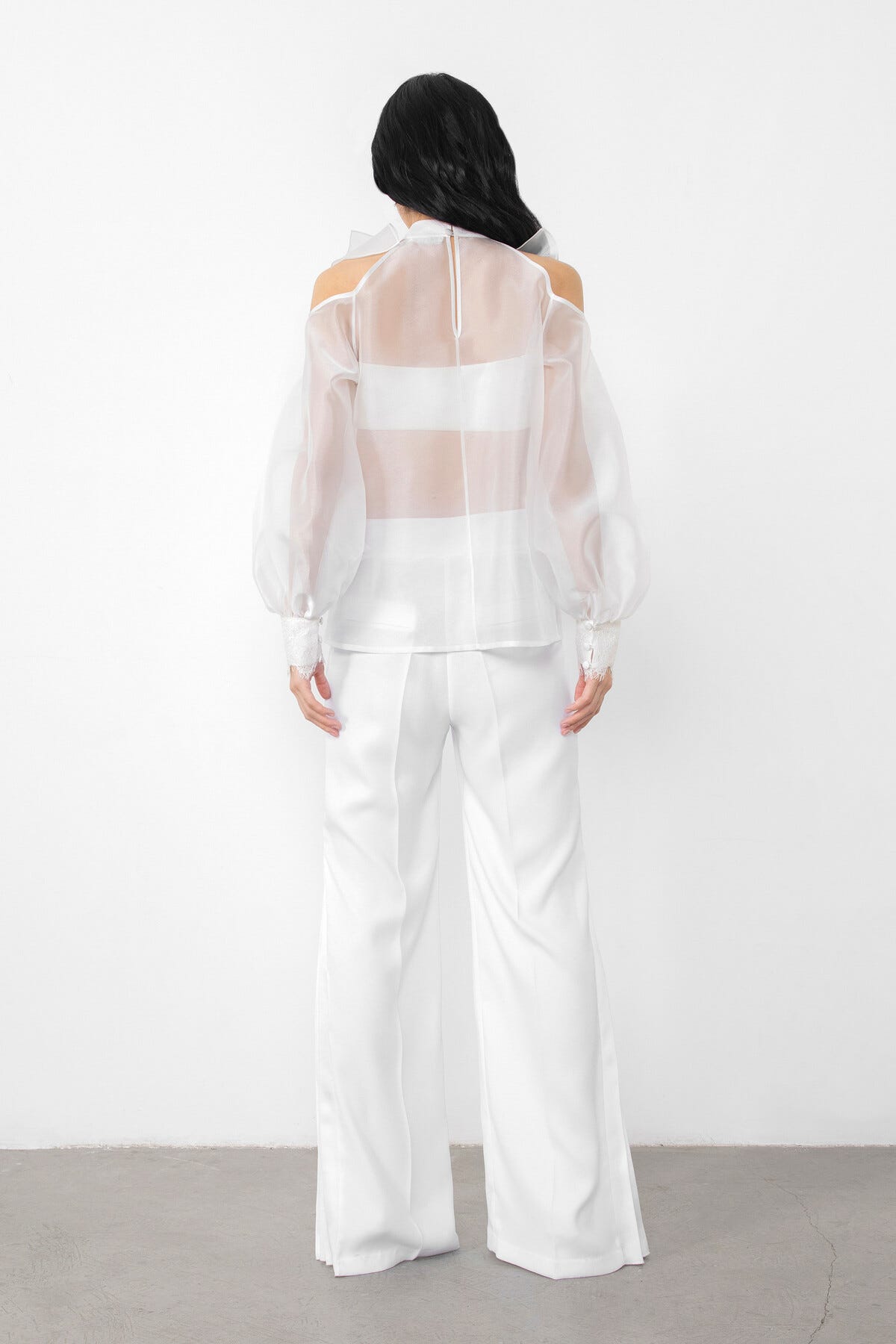 Omuz Dekolteli Dantel Aksesuarlı Transparan Bluz