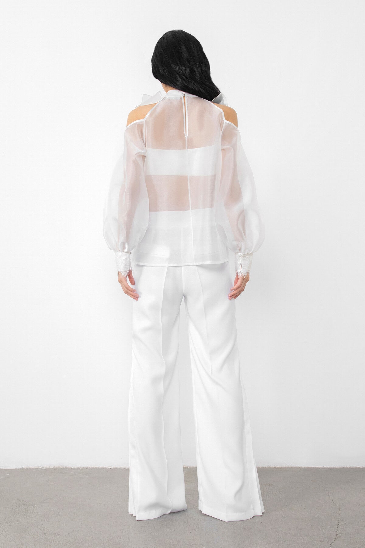 Omuz Dekolteli Dantel Aksesuarlı Transparan Bluz