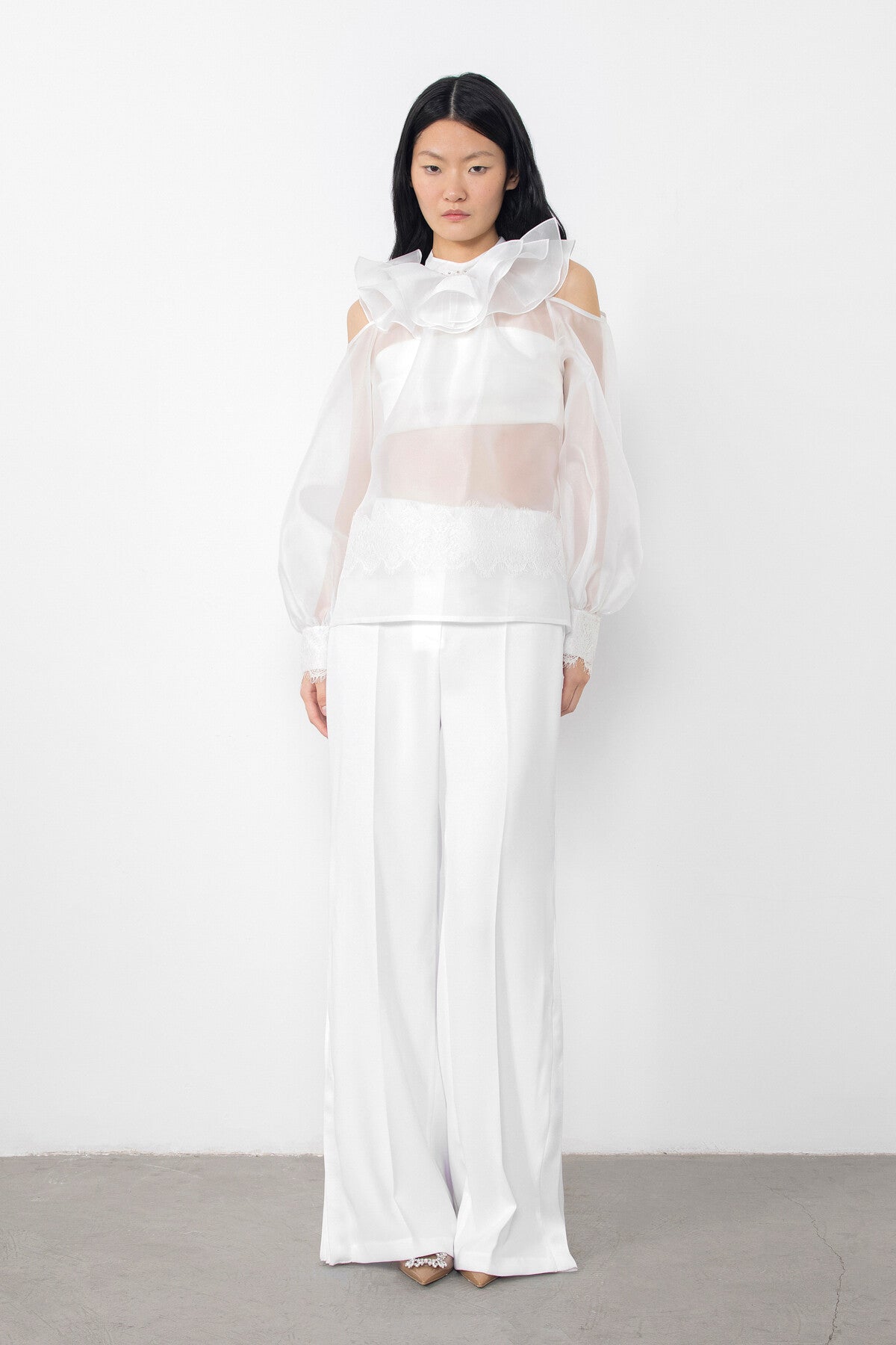 Omuz Dekolteli Dantel Aksesuarlı Transparan Bluz