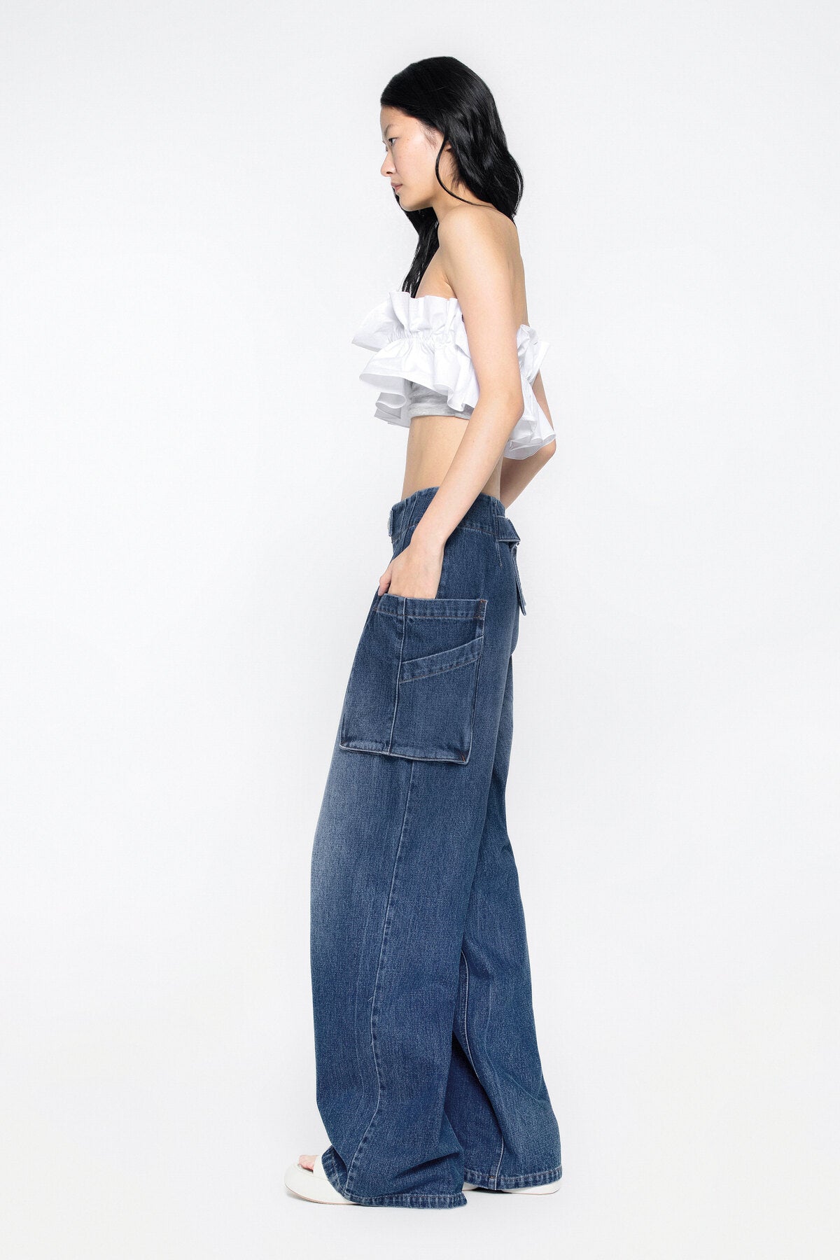 İşlemeli Fırfır Detaylı Arkası Fermuarlı Crop