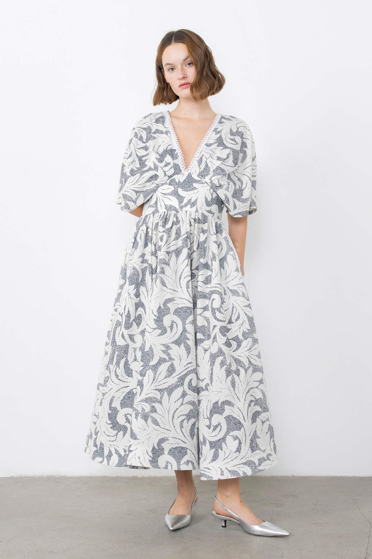 Derin V Yaka Serit Aksesuarlı Düşük Kol Maxi Elbise