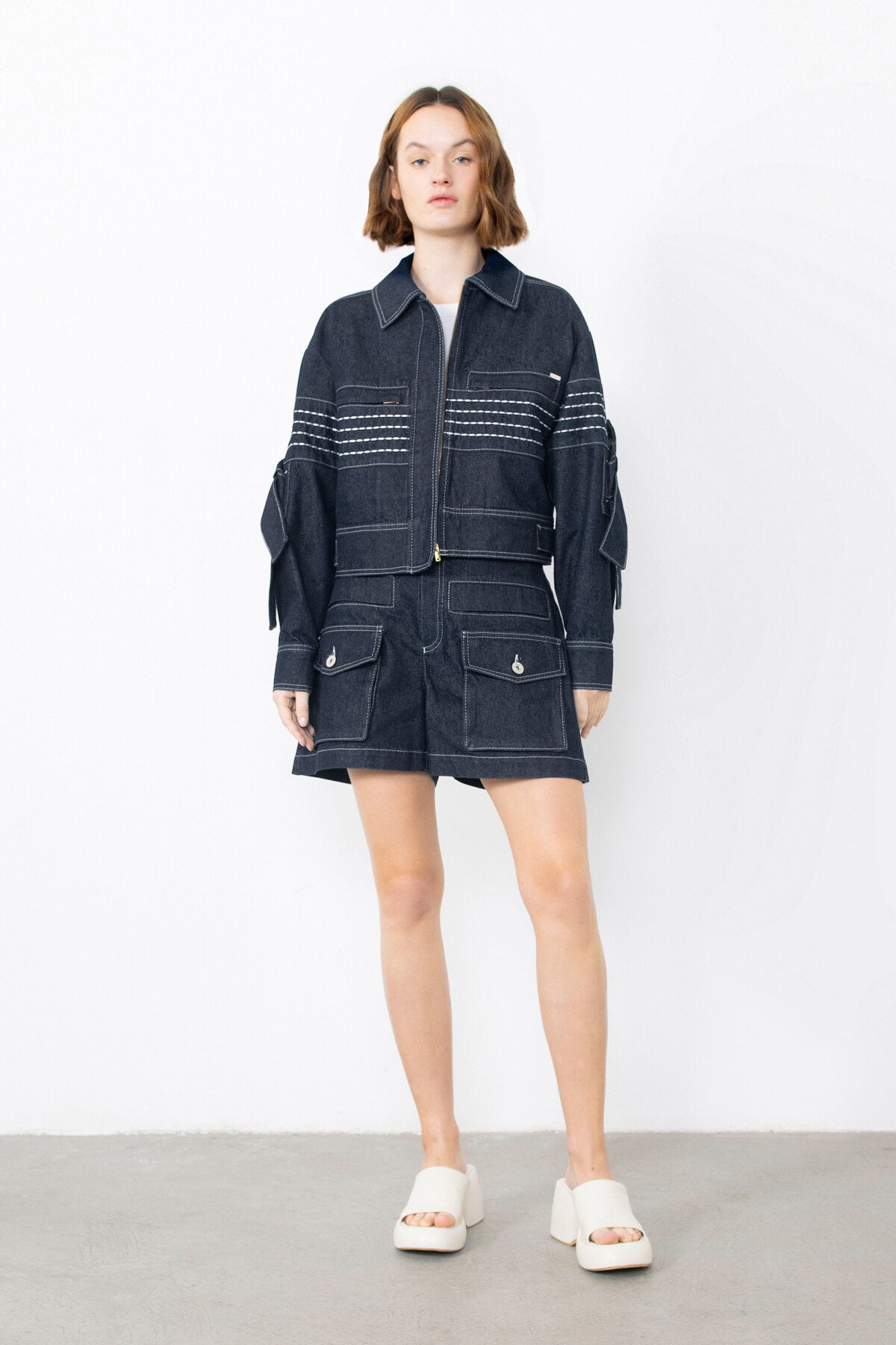 Dikiş Detaylı Kapaklı Cepli Jean Şort