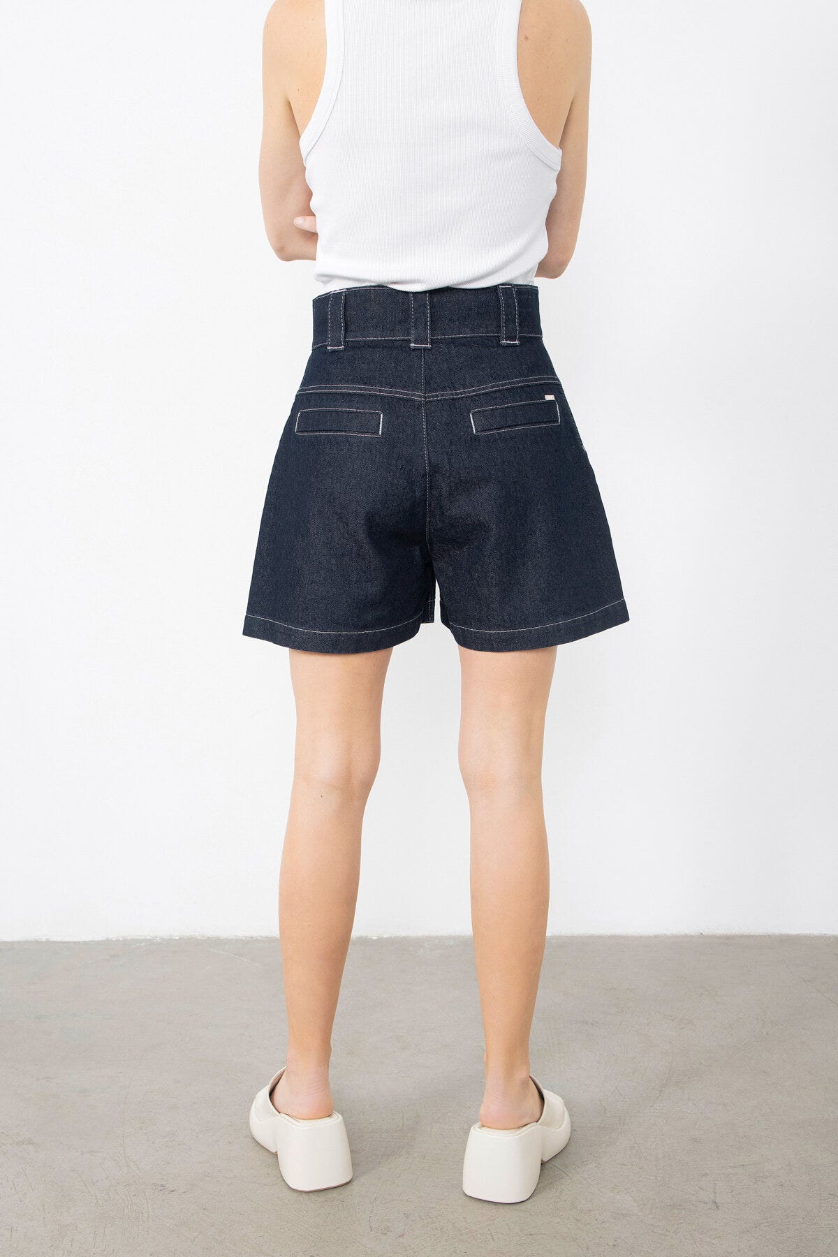 Dikiş Detaylı Kapaklı Cepli Jean Şort