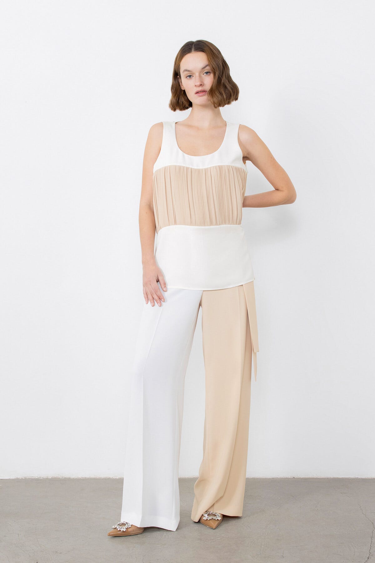 İki Renkli Asimetrik İşlemeli Pantolon