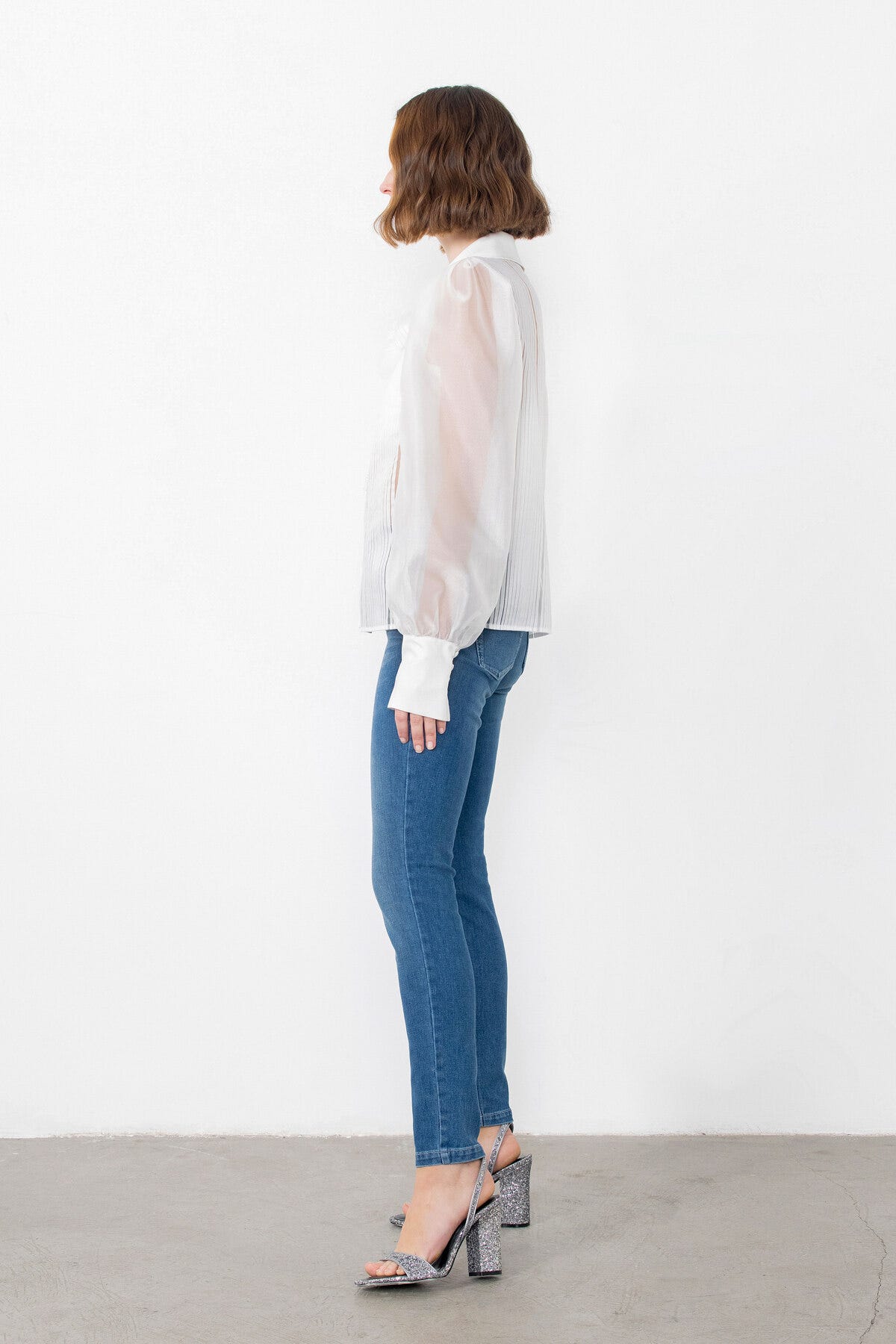 Çiçek Broşlı Dantel Aksesuarlı Transparan Gömlek