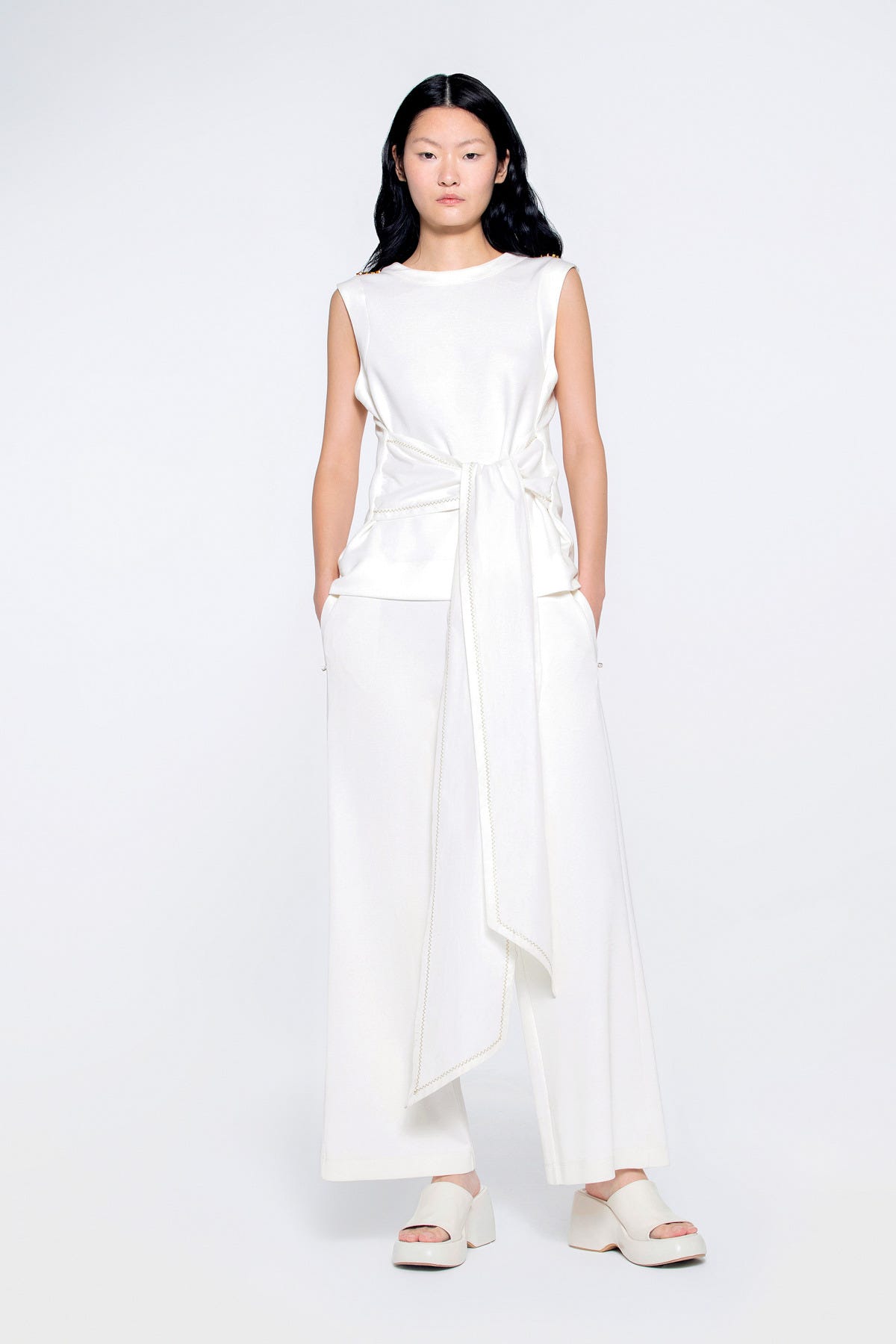 Zikzak Süs Dikiş Bağlama Detaylı Kolsuz Bluz