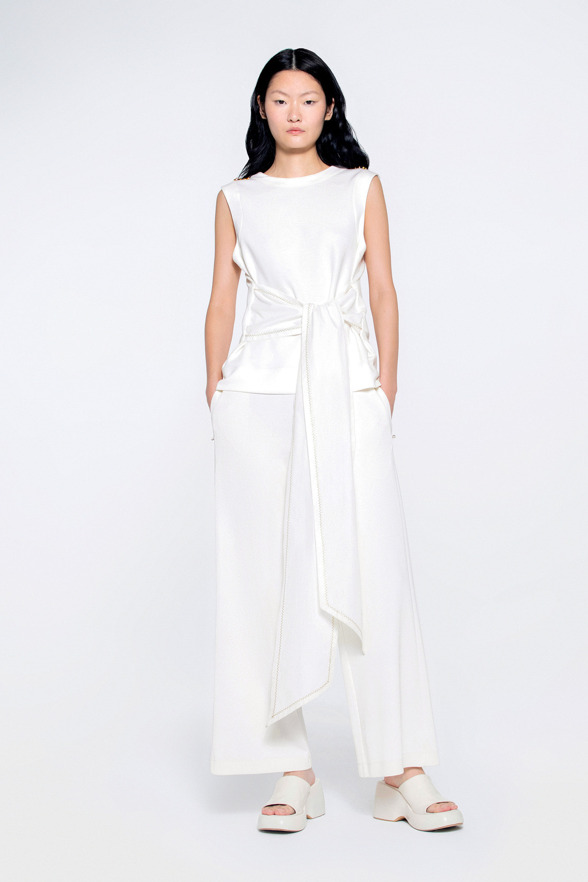 Zikzak Süs Dikiş Bağlama Detaylı Kolsuz Bluz