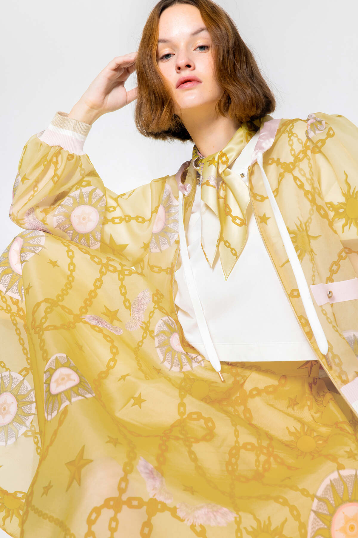 Etek Ucu Ve Manşet Ribana Detaylı Kapüşonlu Özel Desen Organze Ceket