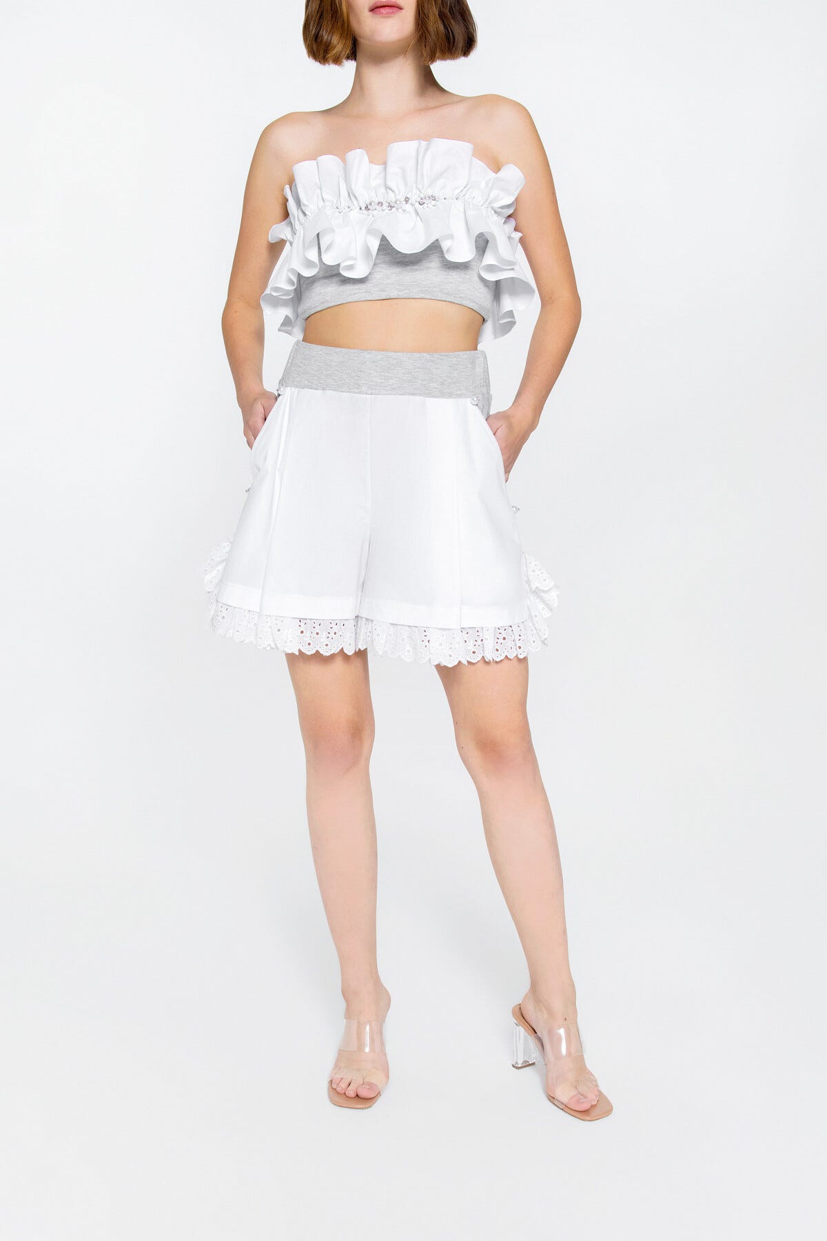 Dantel Detaylı Cep Kenarları Boncuk İşlemeli Şort