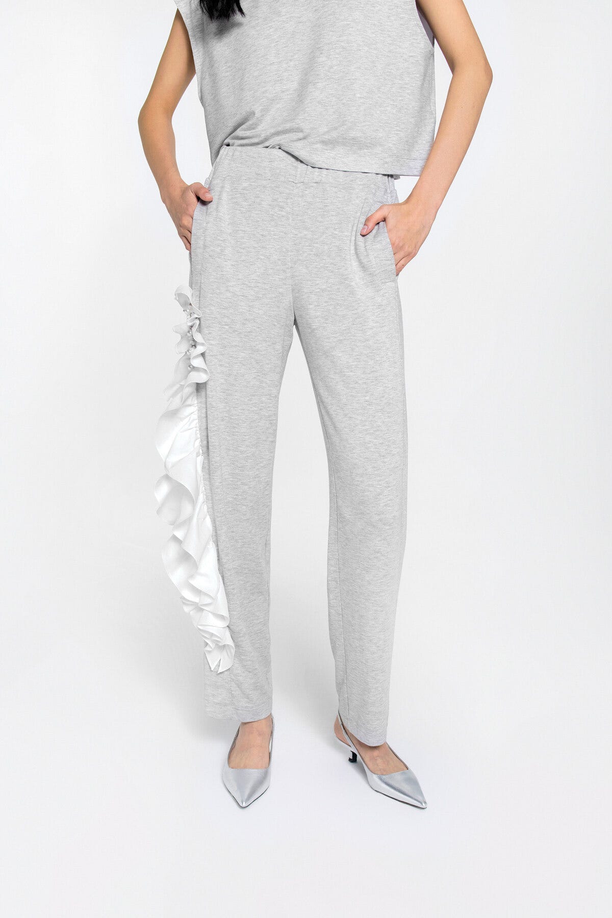 Yan Dikiş Fırfır Detaylı Fırfır Üstü İşlemeli Eşofman Altı