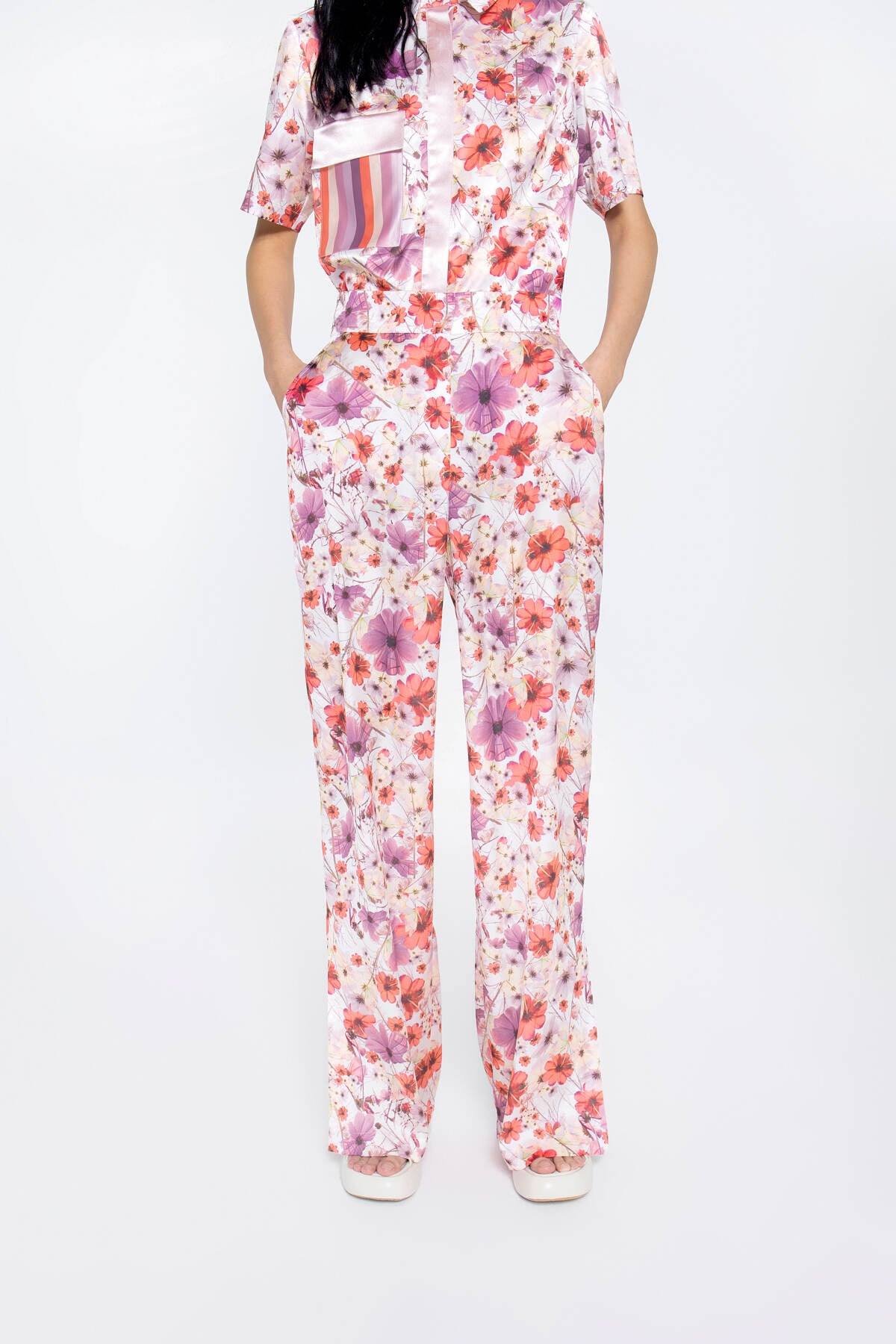 Paça Yırtmaçlı Özel Çiçek Desenli Bol Paça Pantolon