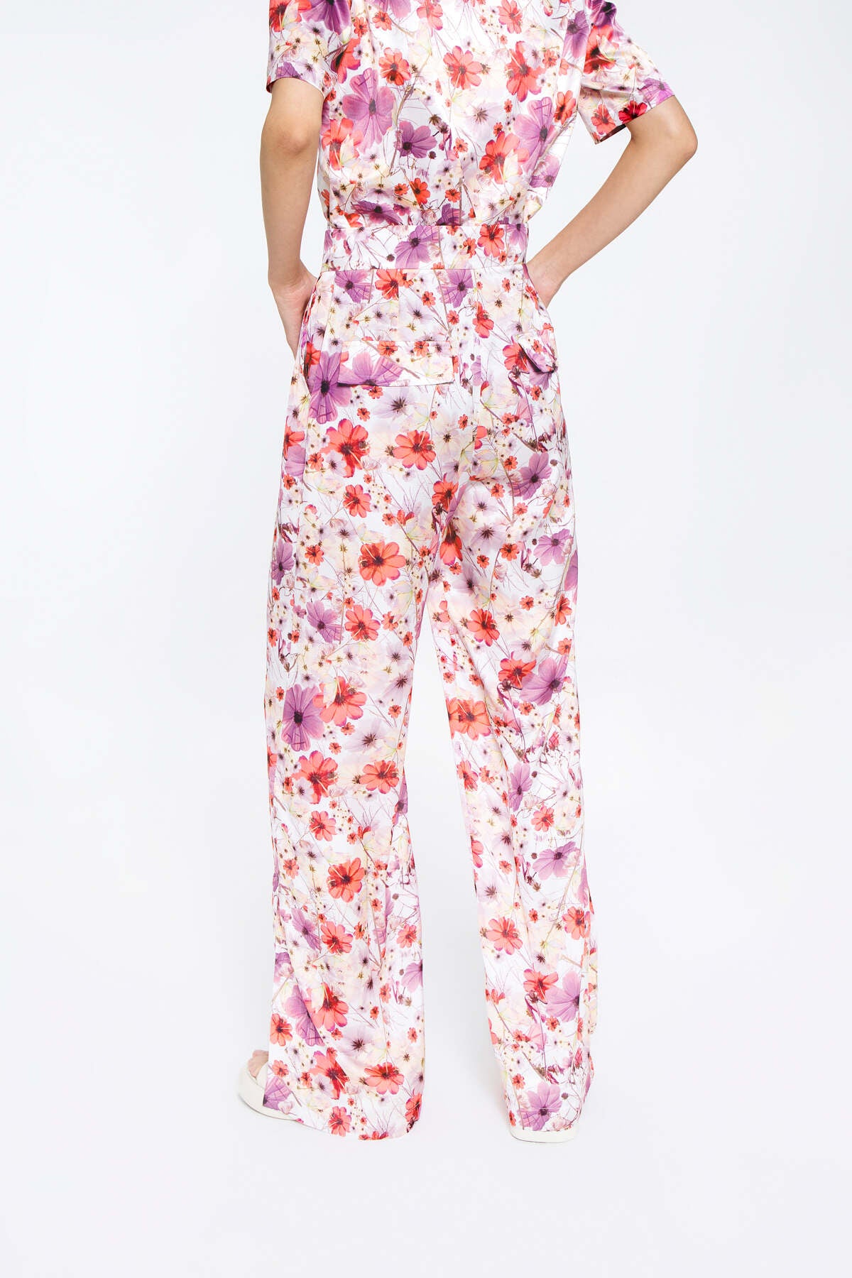 Paça Yırtmaçlı Özel Çiçek Desenli Bol Paça Pantolon