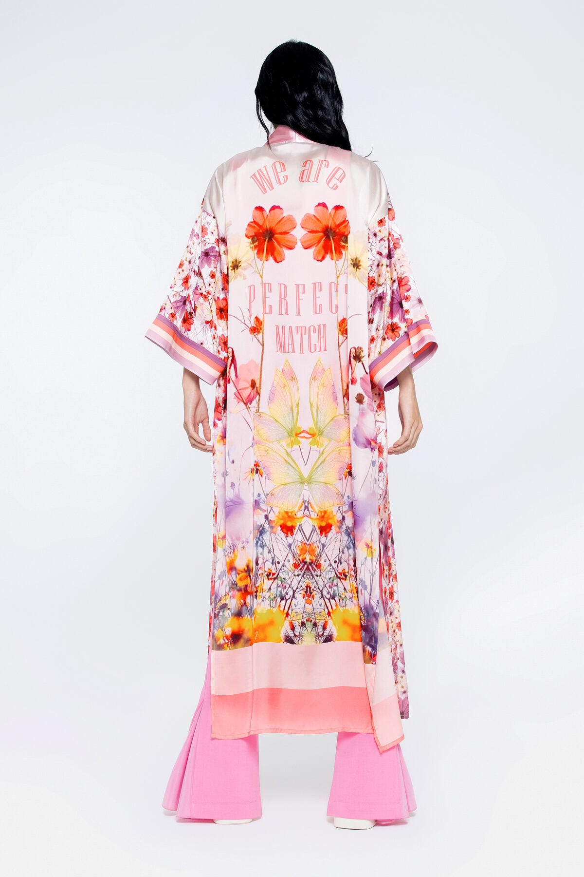 Arka Beden Desen Detaylı Yanları Yırtmaçlı Tasarım Desenli Kimono