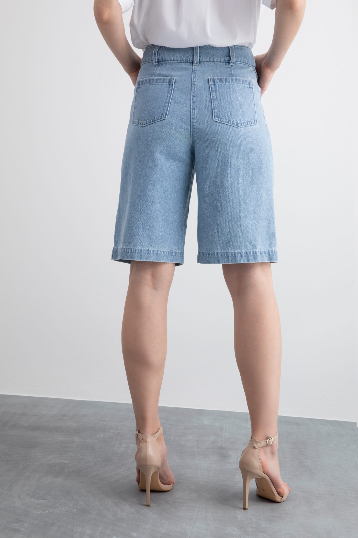 Cep Detaylı Yüksek Bel Kontrast Dikiş Detaylı Fermuarlı Denim Şort