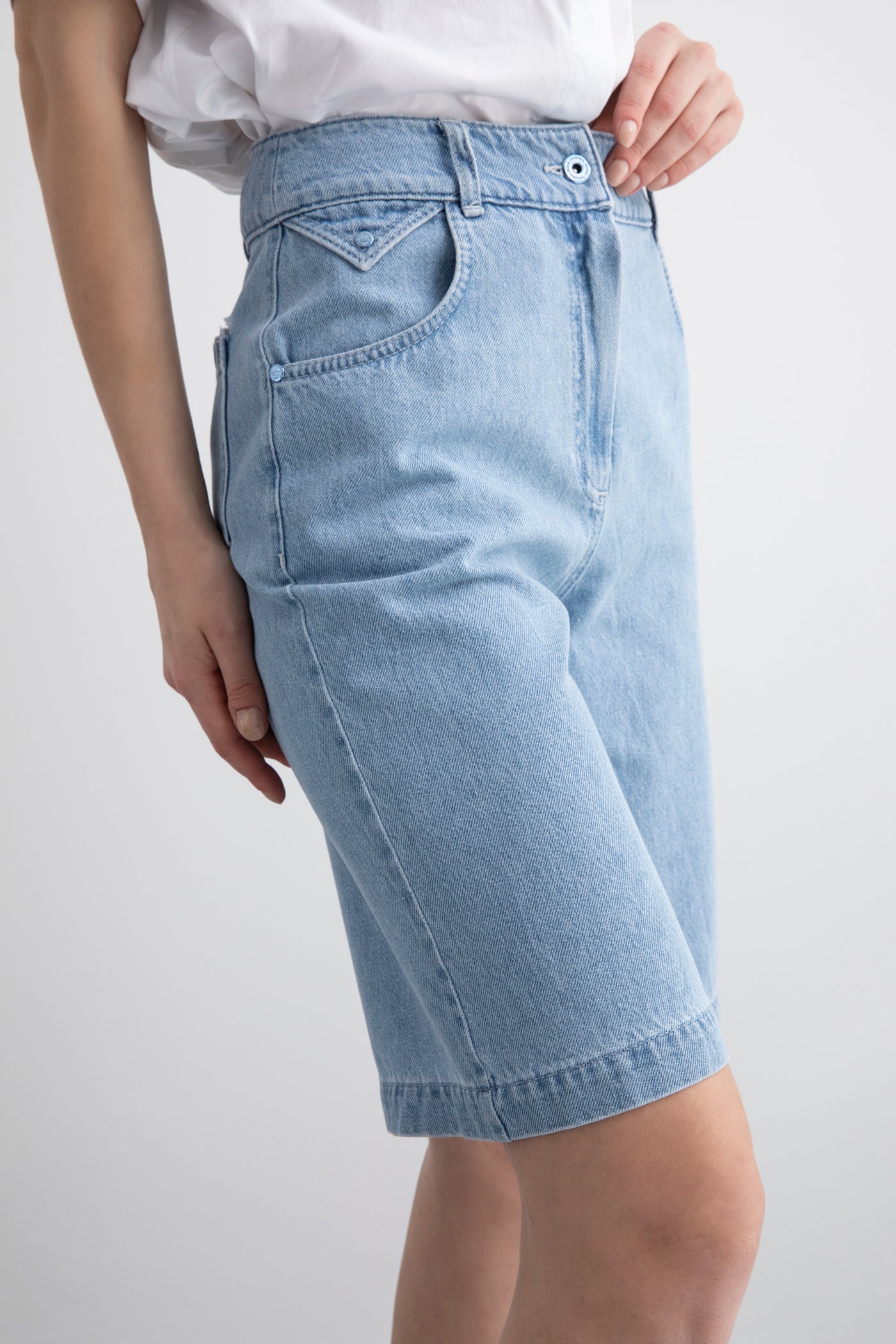 Cep Detaylı Yüksek Bel Kontrast Dikiş Detaylı Fermuarlı Denim Şort