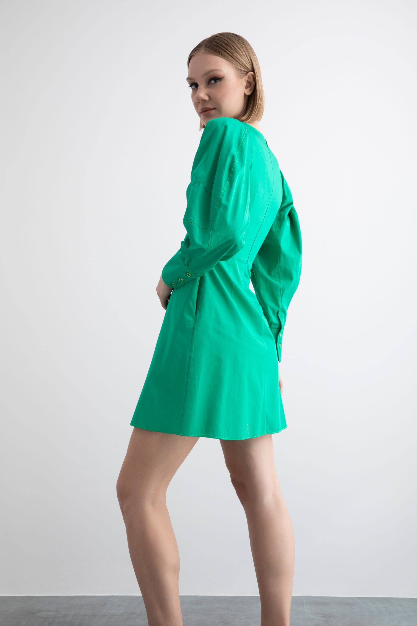 Kalp Yaka Karpuz Kol Detaylı Papatya Baskılı Broşlu Mini Elbise