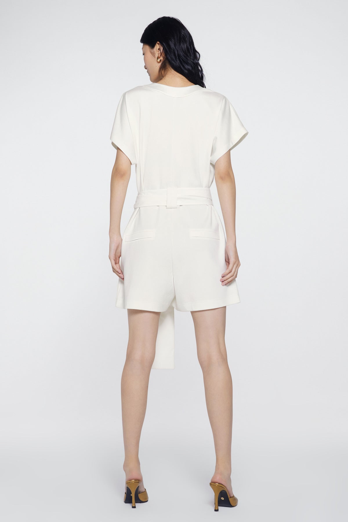 Düğme Detaylı Belden Kuşaklı Kısa Tulum