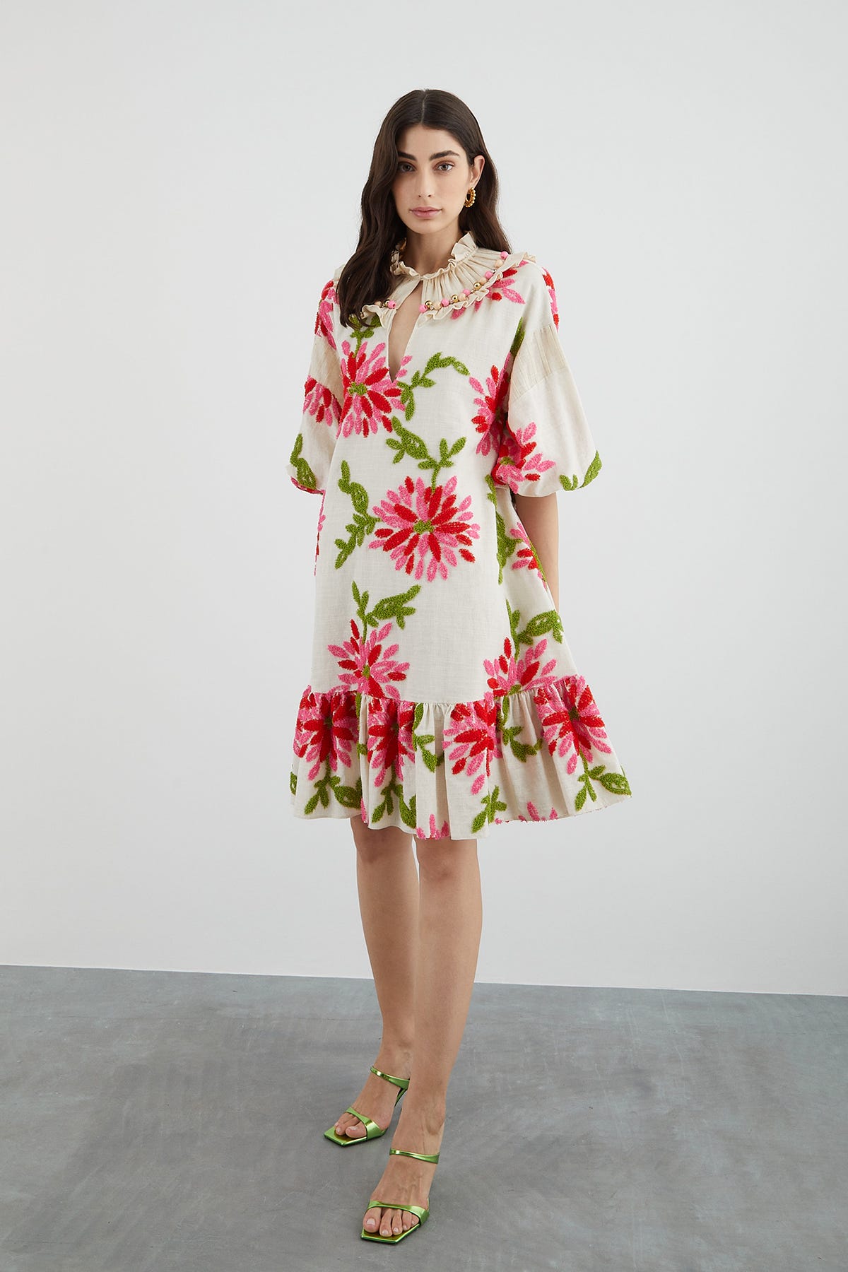 İşleme Yaka Detaylı Çiçek Desenli Midi Elbise