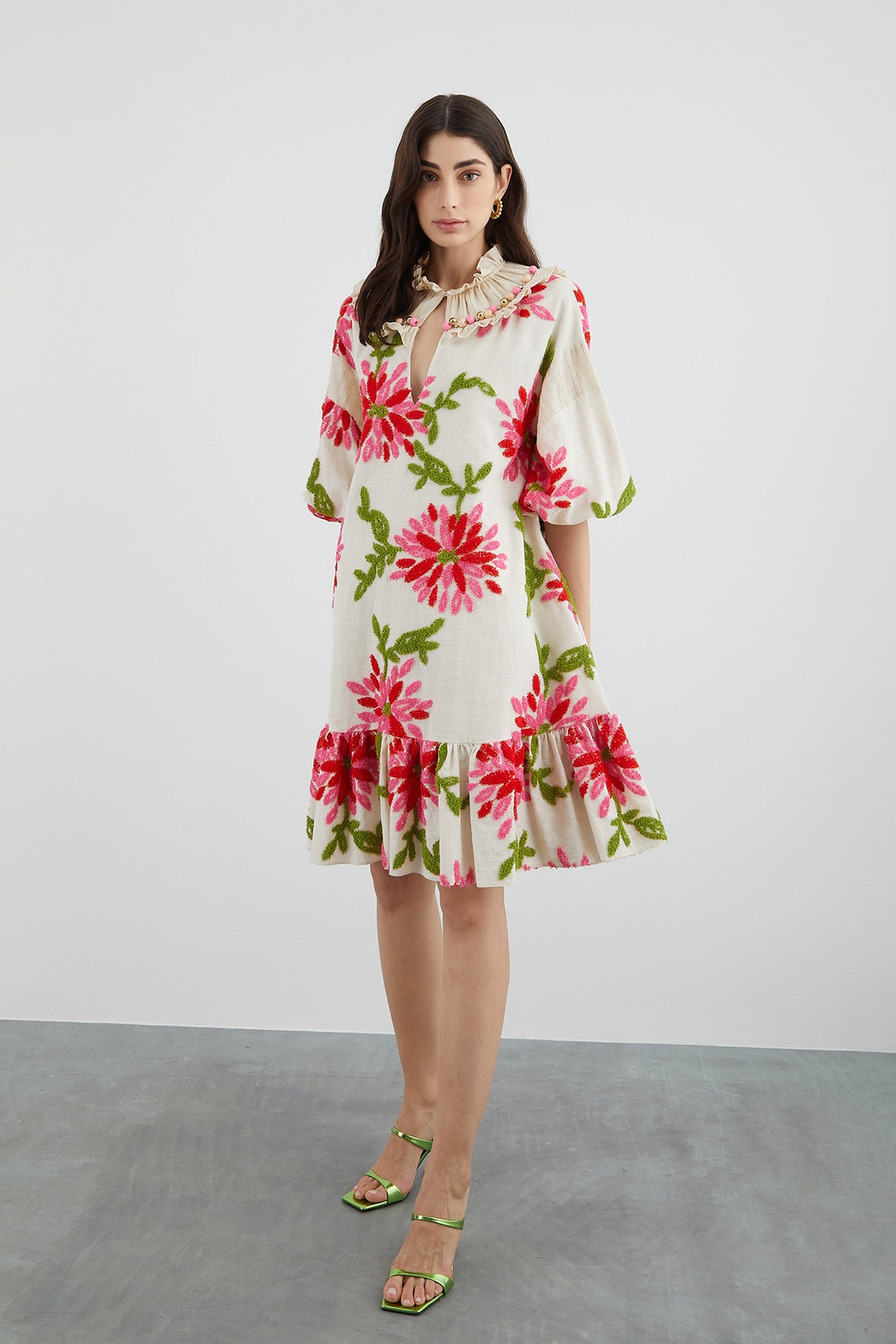 İşleme Yaka Detaylı Çiçek Desenli Midi Elbise