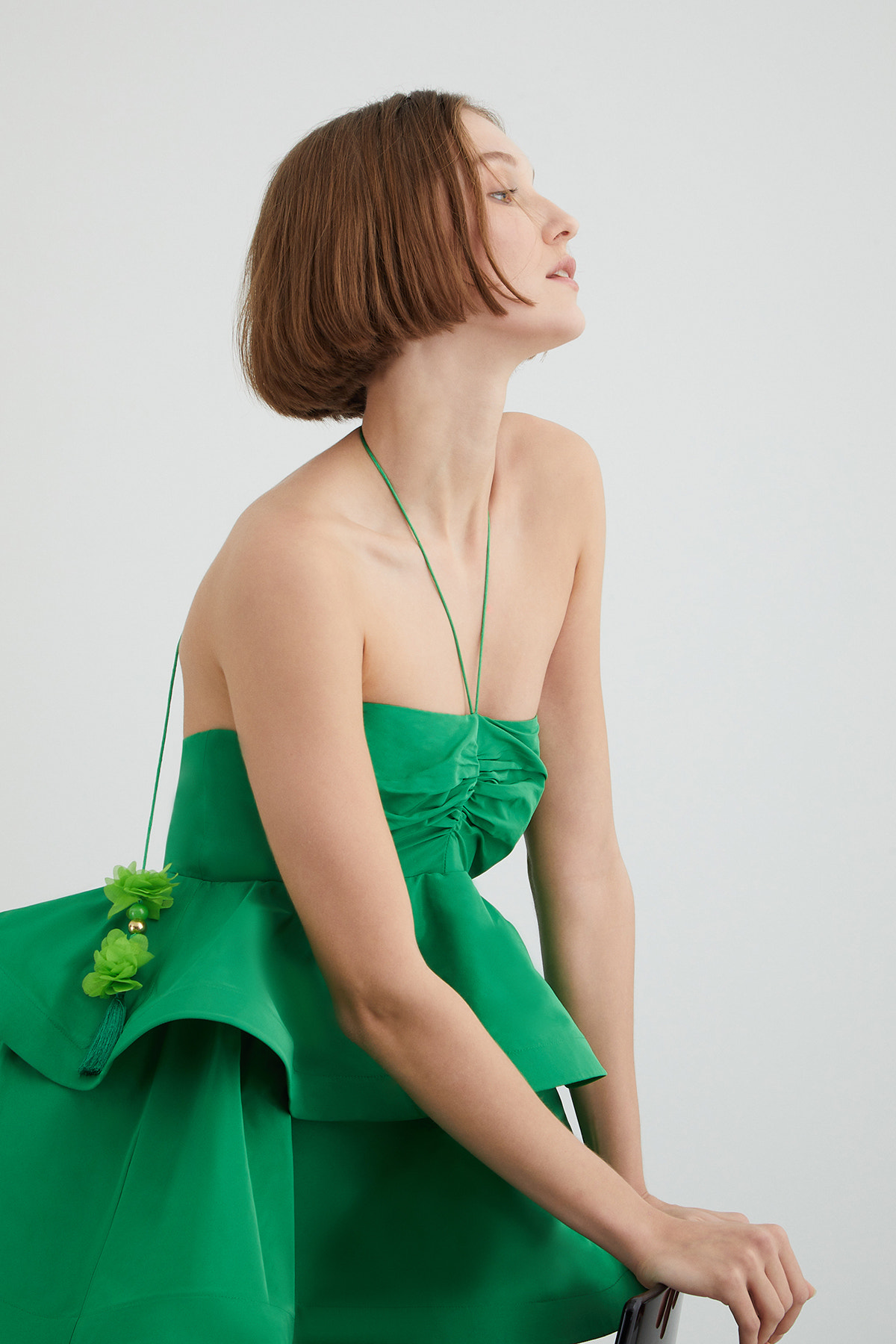 Boyundan Bağlamalı Kalp Yaka Volanlı Straplez Mini Elbise