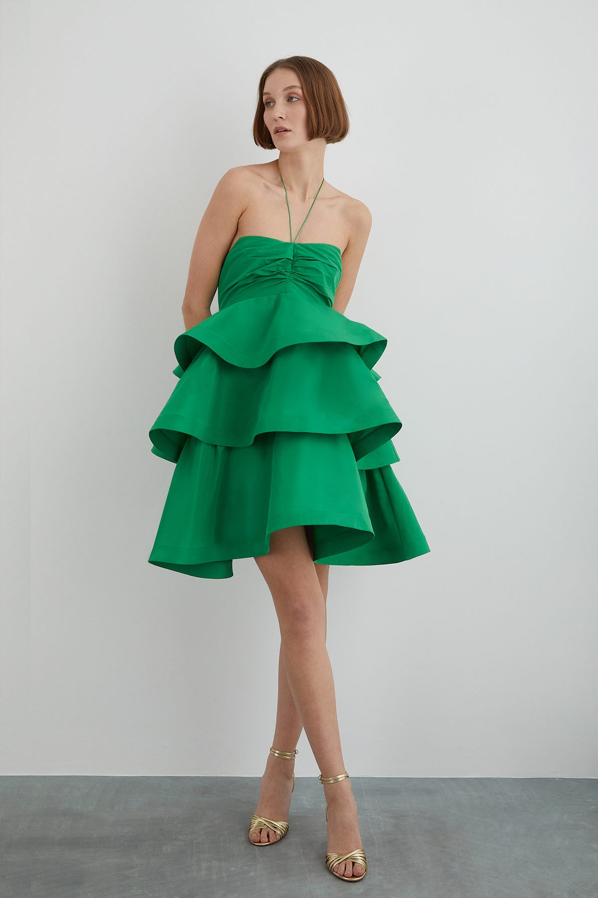 Boyundan Bağlamalı Kalp Yaka Volanlı Straplez Mini Elbise