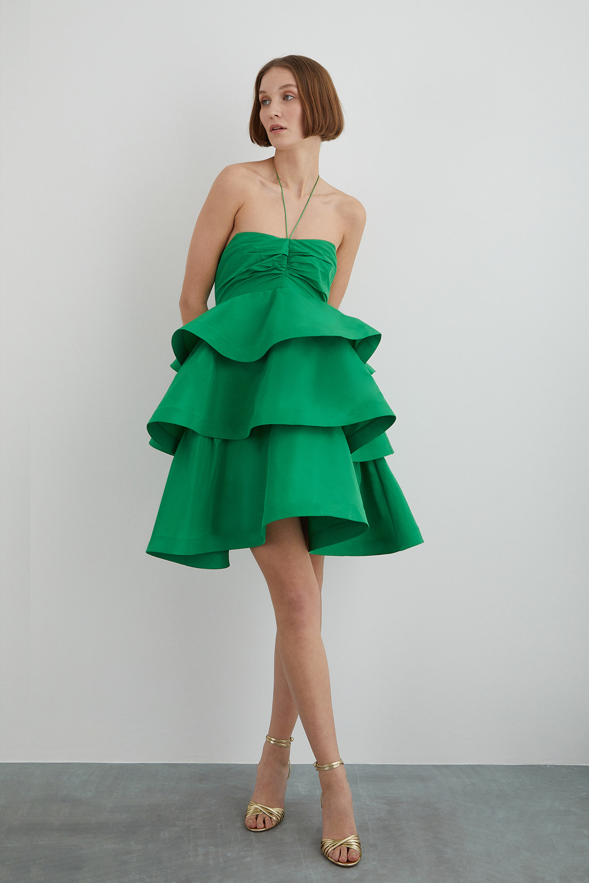 Boyundan Bağlamalı Kalp Yaka Volanlı Straplez Mini Elbise