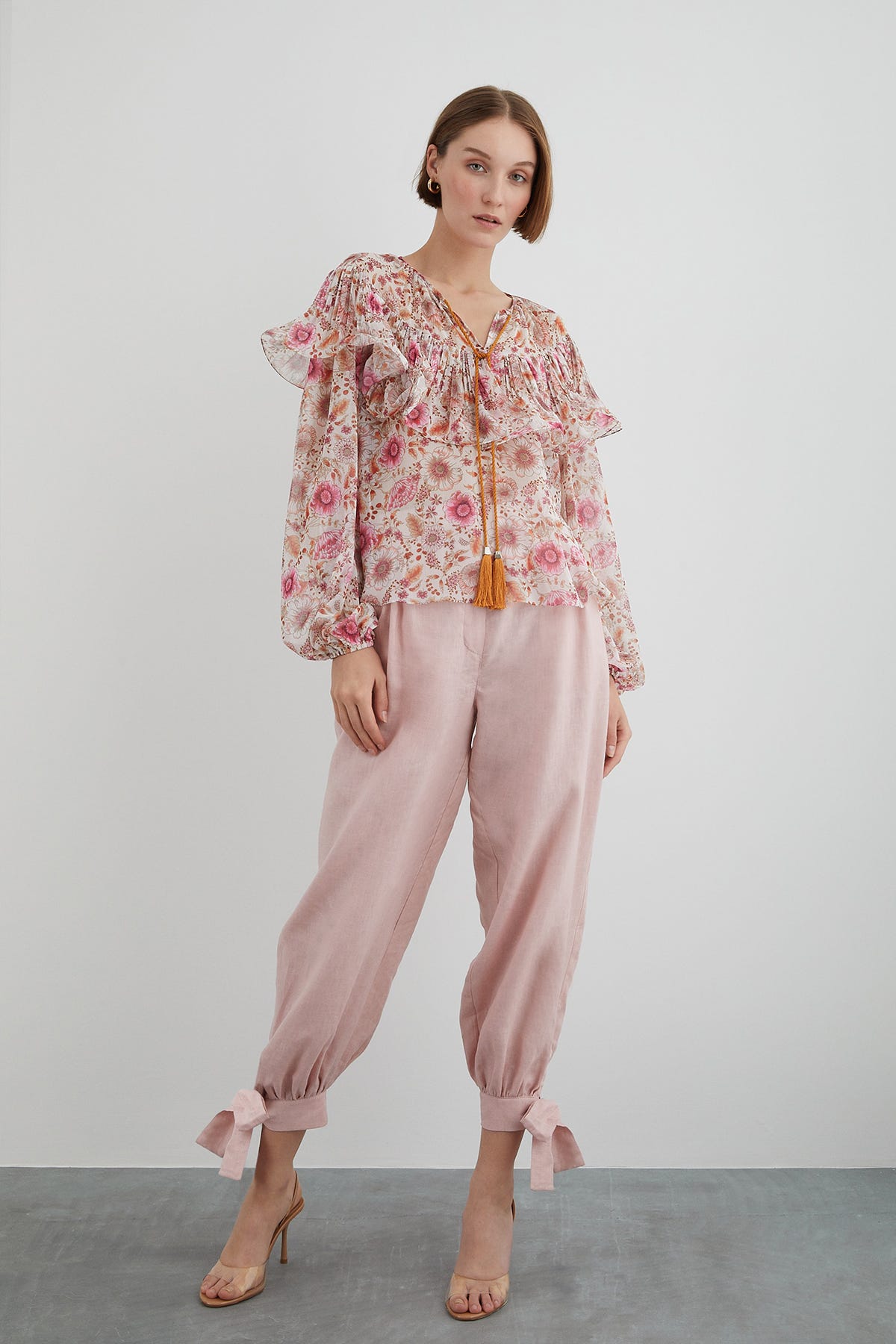 Volan Detaylı Çiçekli Şifon Bluz