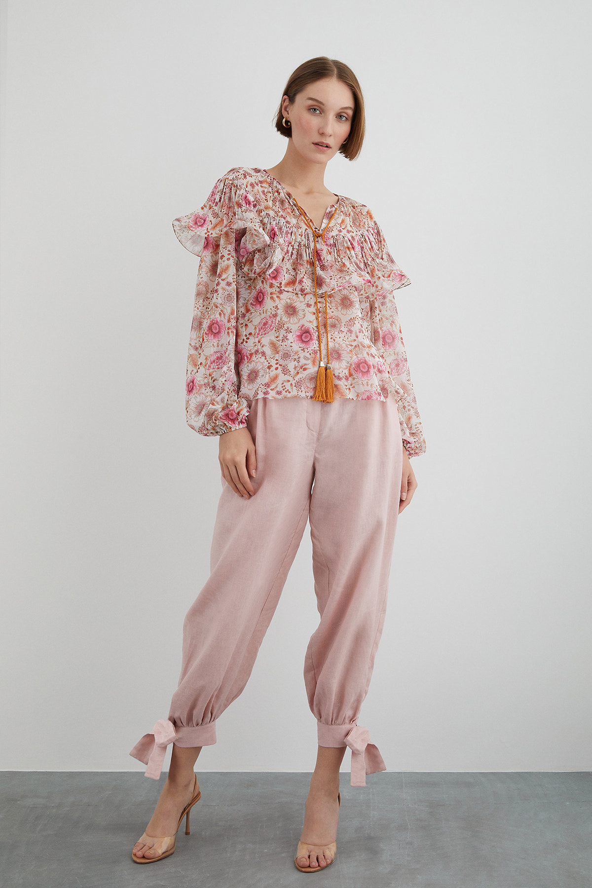 Volan Detaylı Çiçekli Şifon Bluz