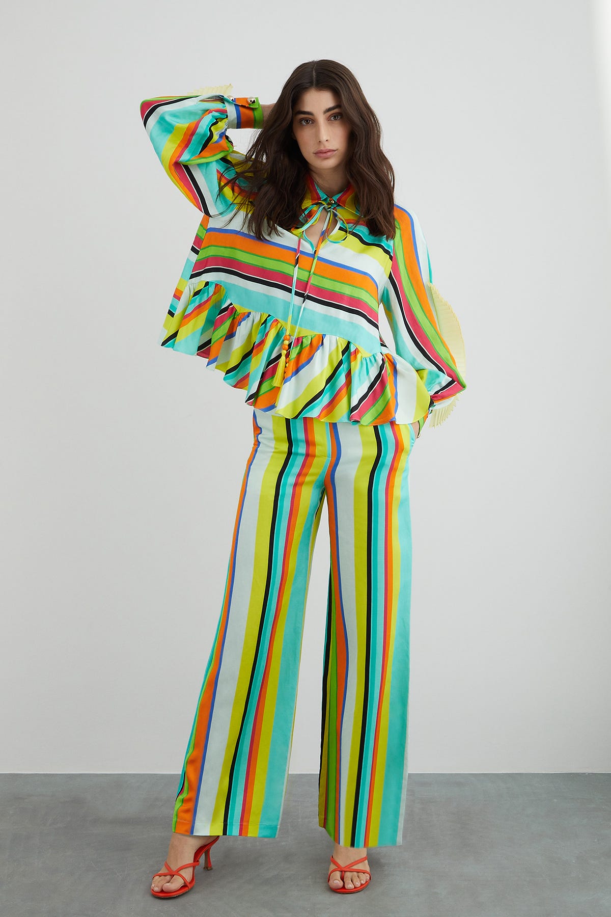 Kolda Fırfır Detaylı Çizgili Bluz