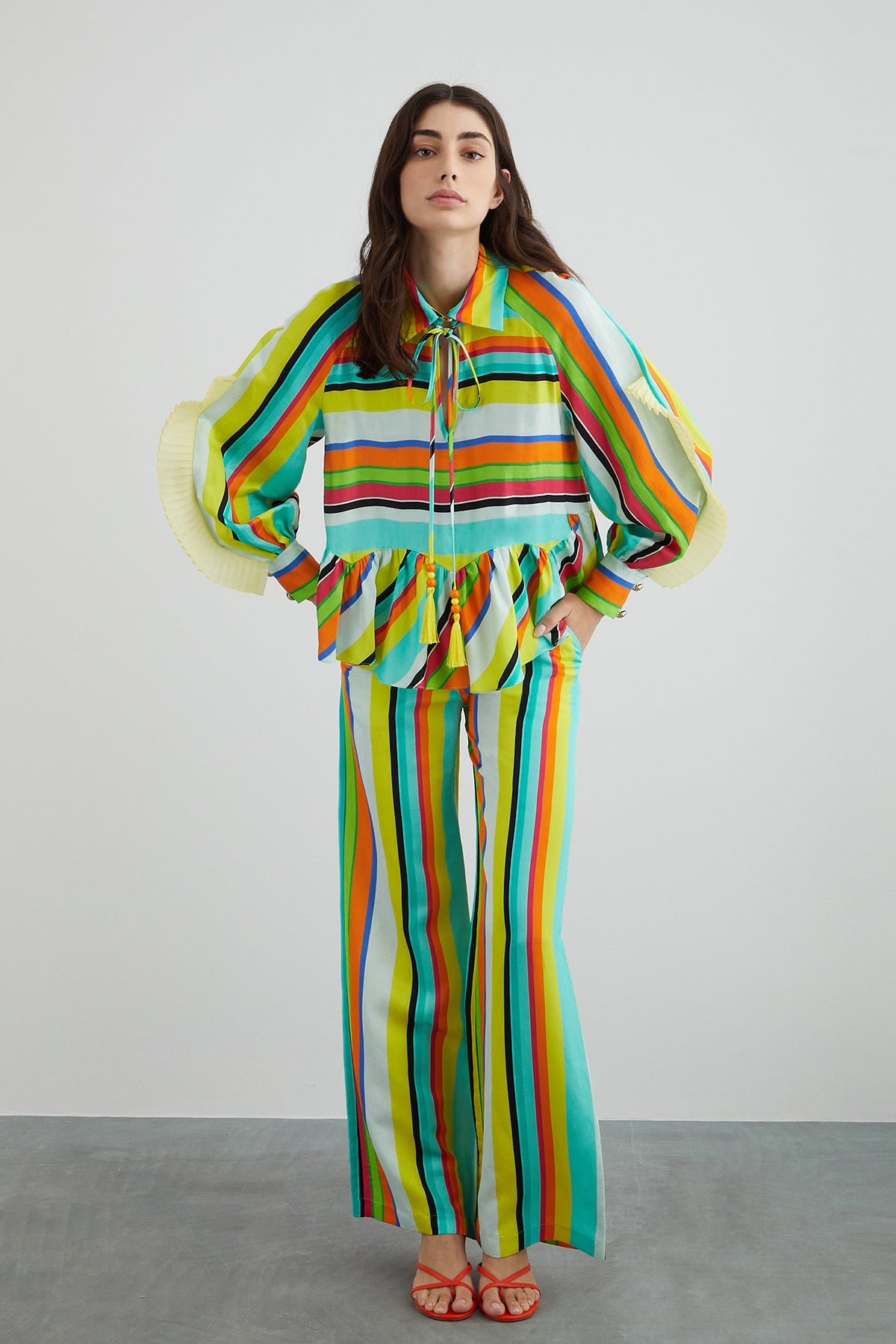 Kolda Fırfır Detaylı Çizgili Bluz