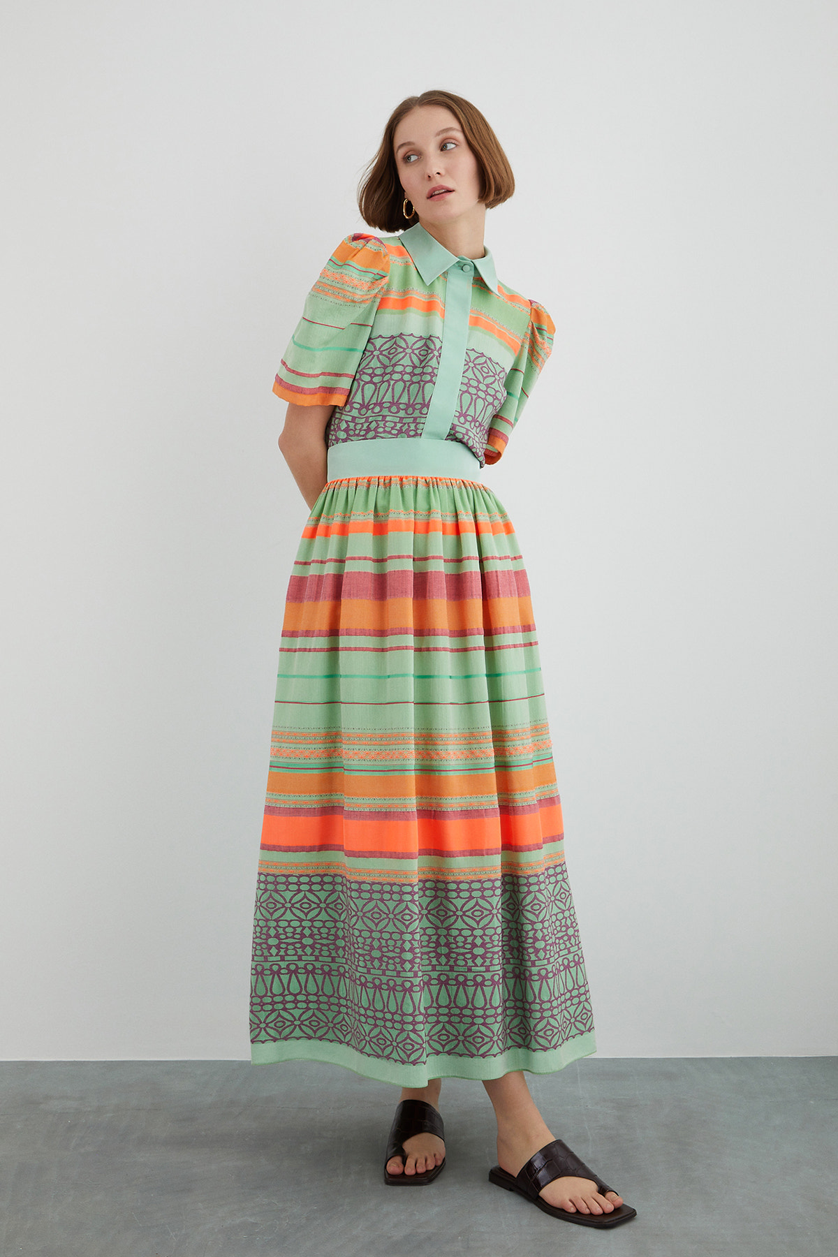 Arka Beden Tafta Garnili Çizgili Etek