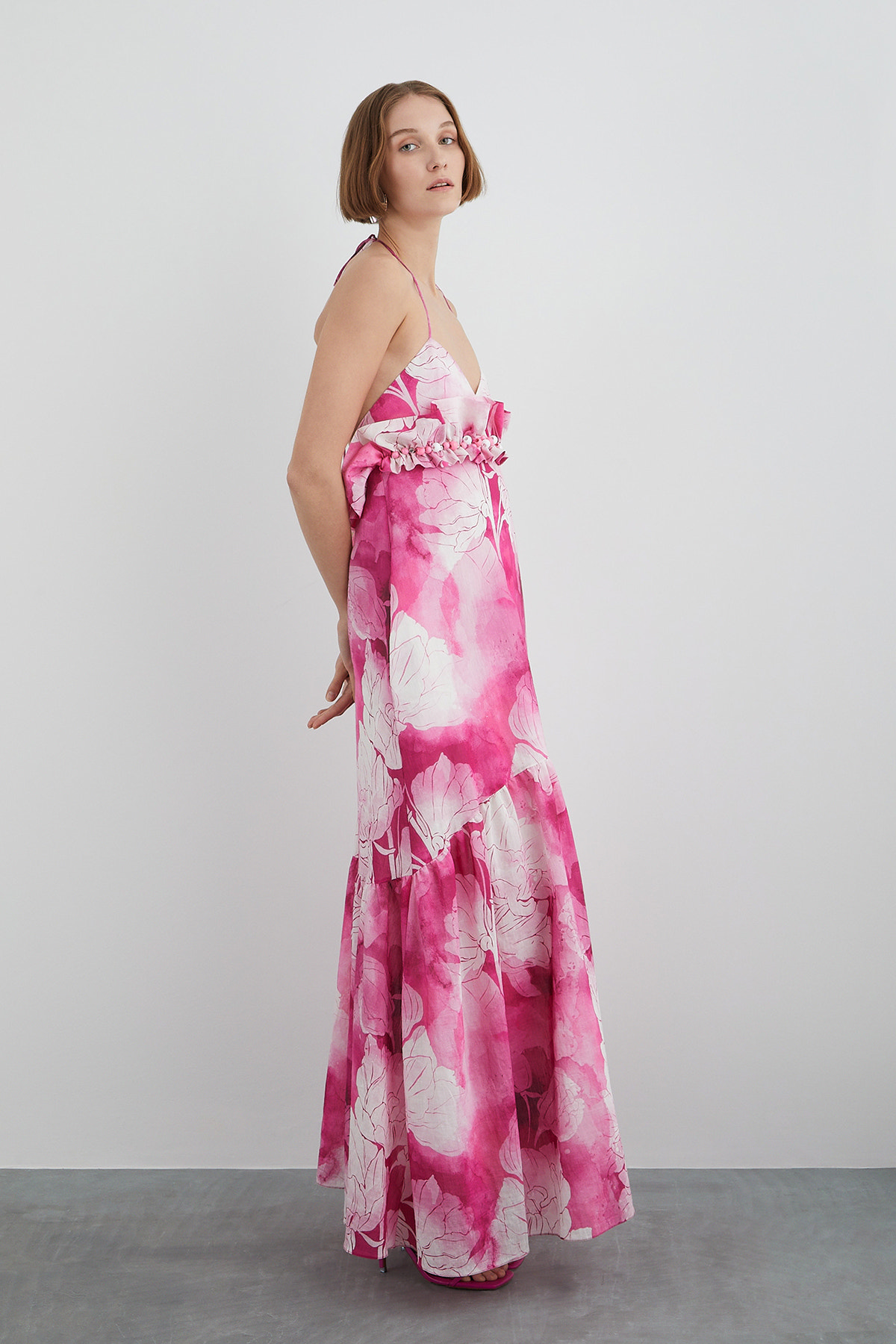 Boyundan Bağlama Detaylı Üstü İşlemeli Desenli Uzun Elbise