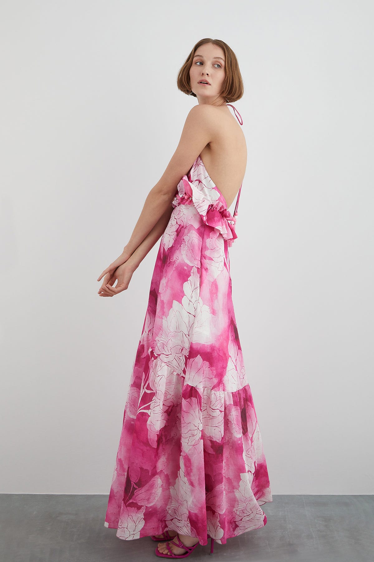 Boyundan Bağlama Detaylı Üstü İşlemeli Desenli Uzun Elbise