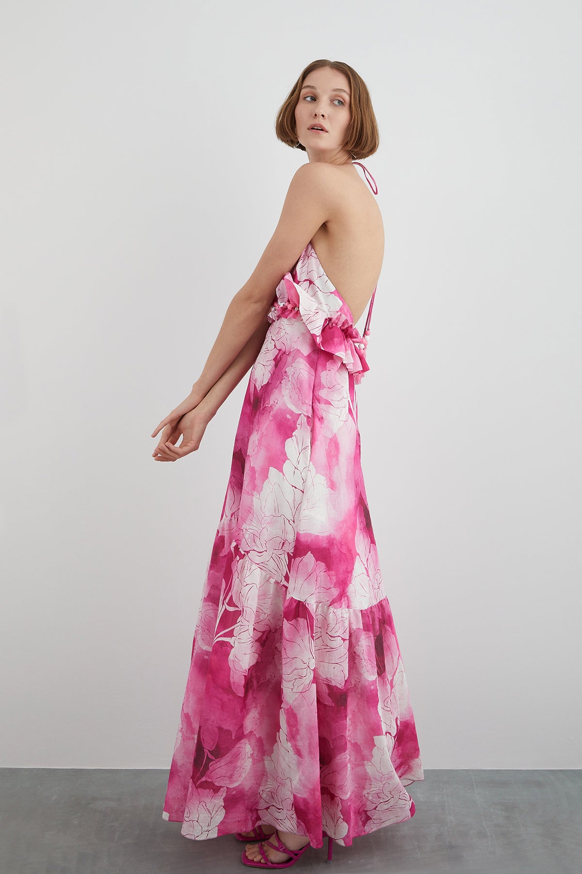 Boyundan Bağlama Detaylı Üstü İşlemeli Desenli Uzun Elbise