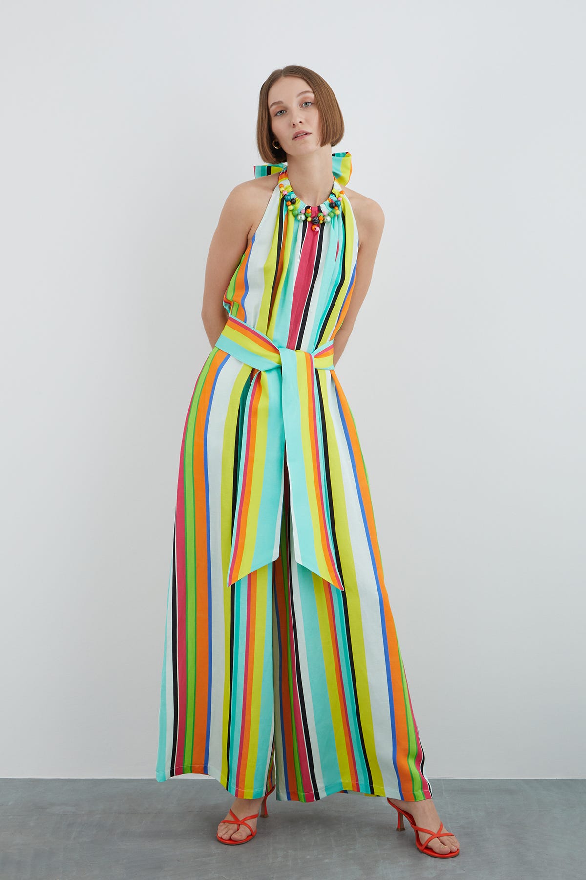 Yakası İşleme Detaylı Boyundan Bağlamalı Sırt Dekolteli Tulum