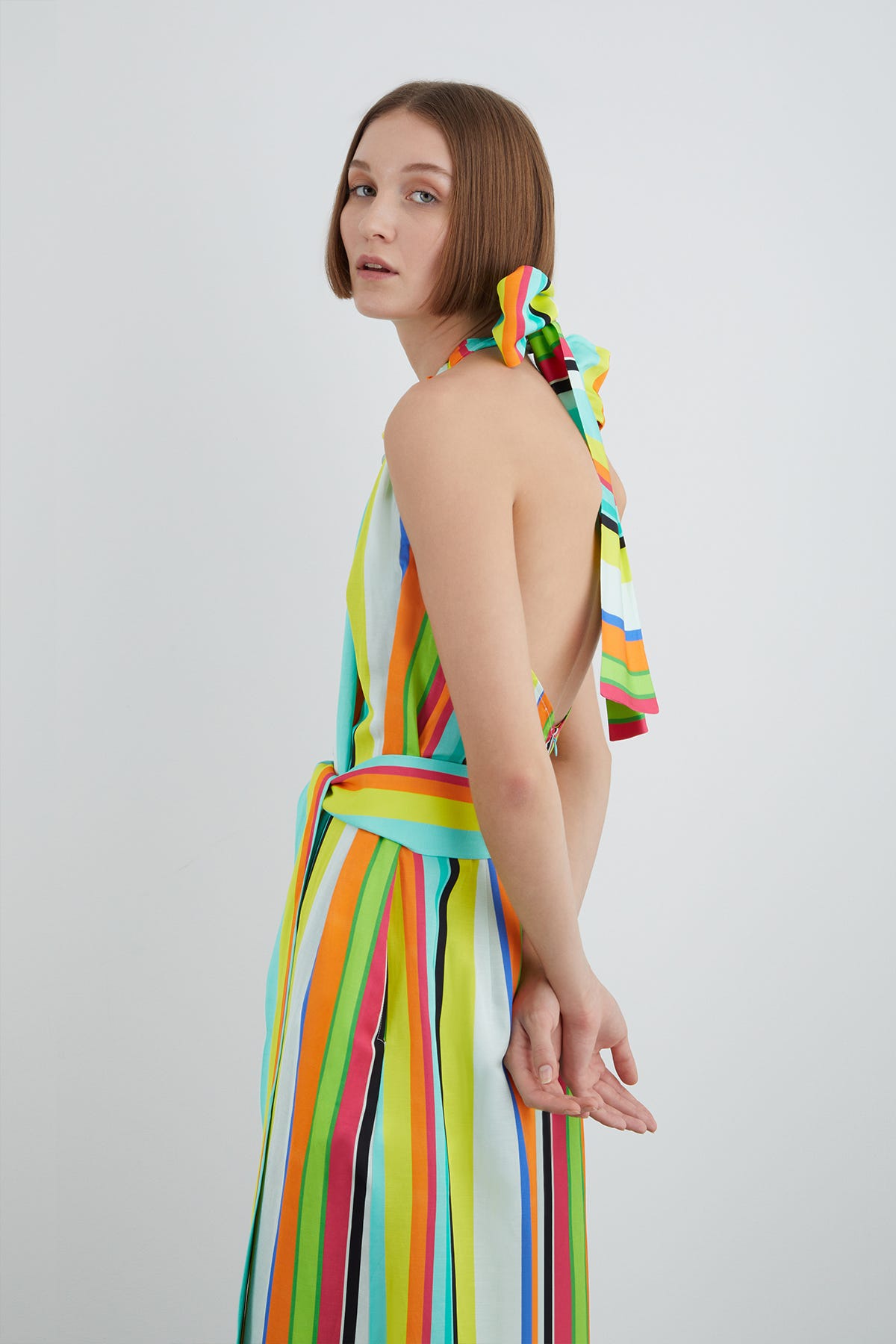 Yakası İşleme Detaylı Boyundan Bağlamalı Sırt Dekolteli Tulum