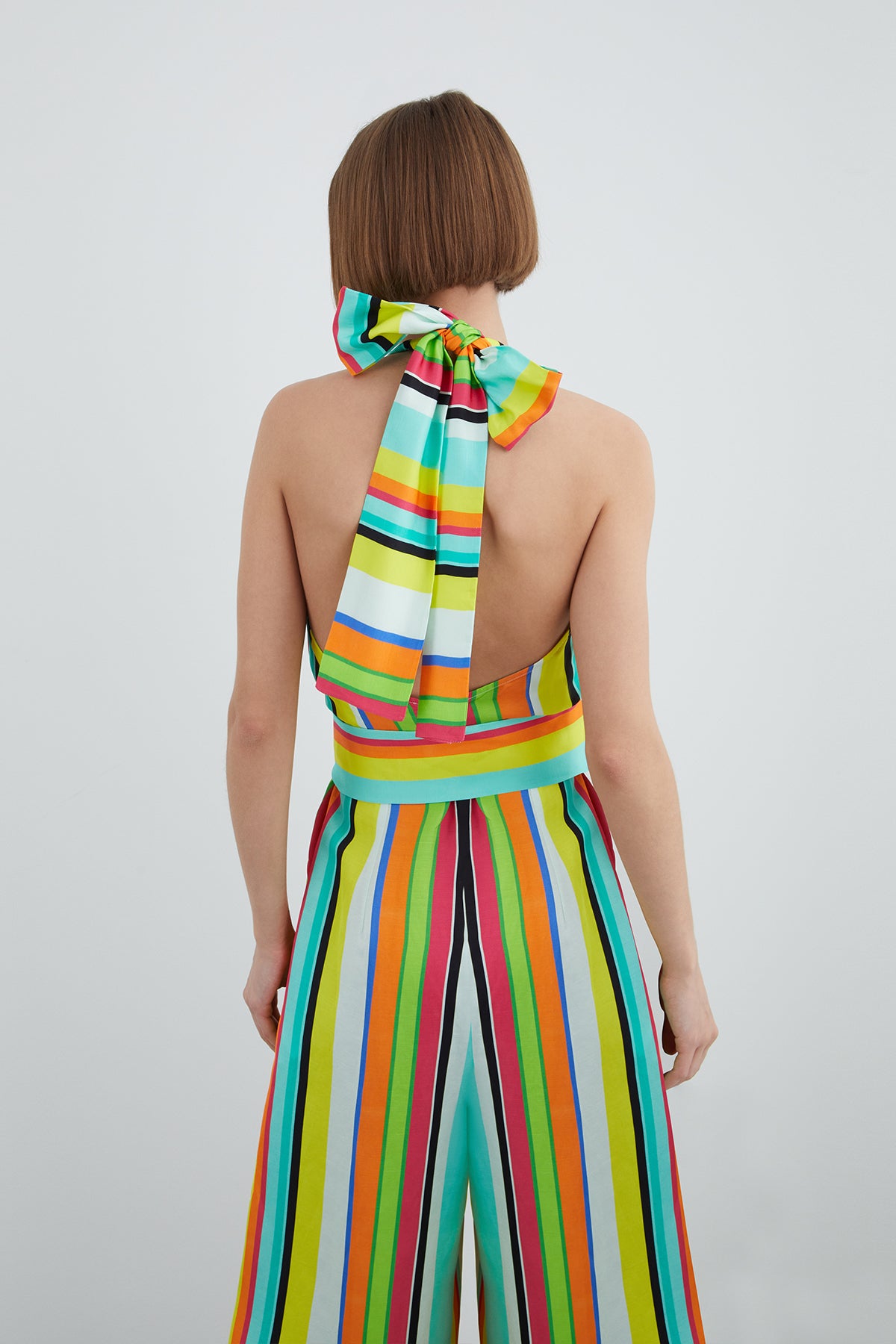 Yakası İşleme Detaylı Boyundan Bağlamalı Sırt Dekolteli Tulum