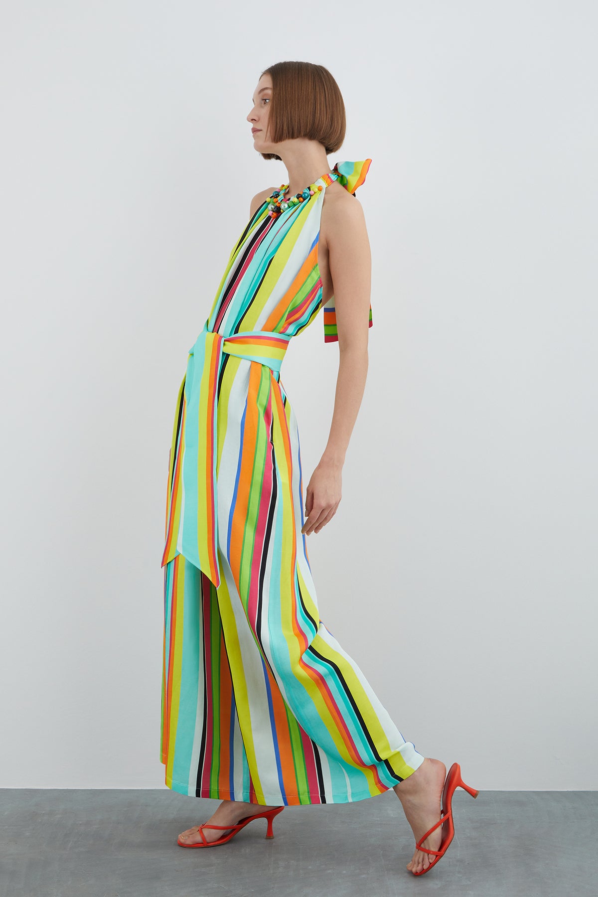 Yakası İşleme Detaylı Boyundan Bağlamalı Sırt Dekolteli Tulum