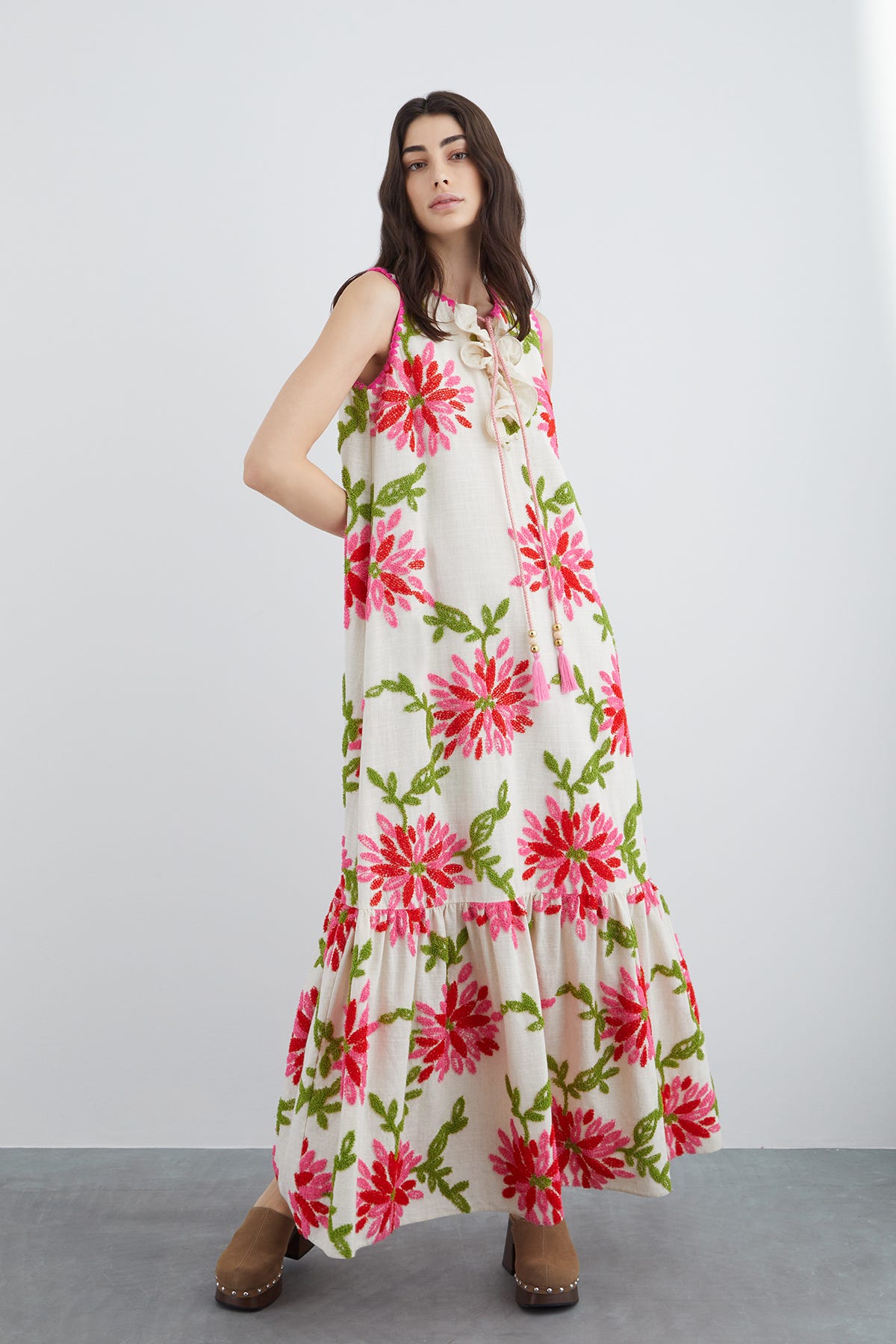 Yakası Fırfırlı Desenli Uzun Elbise