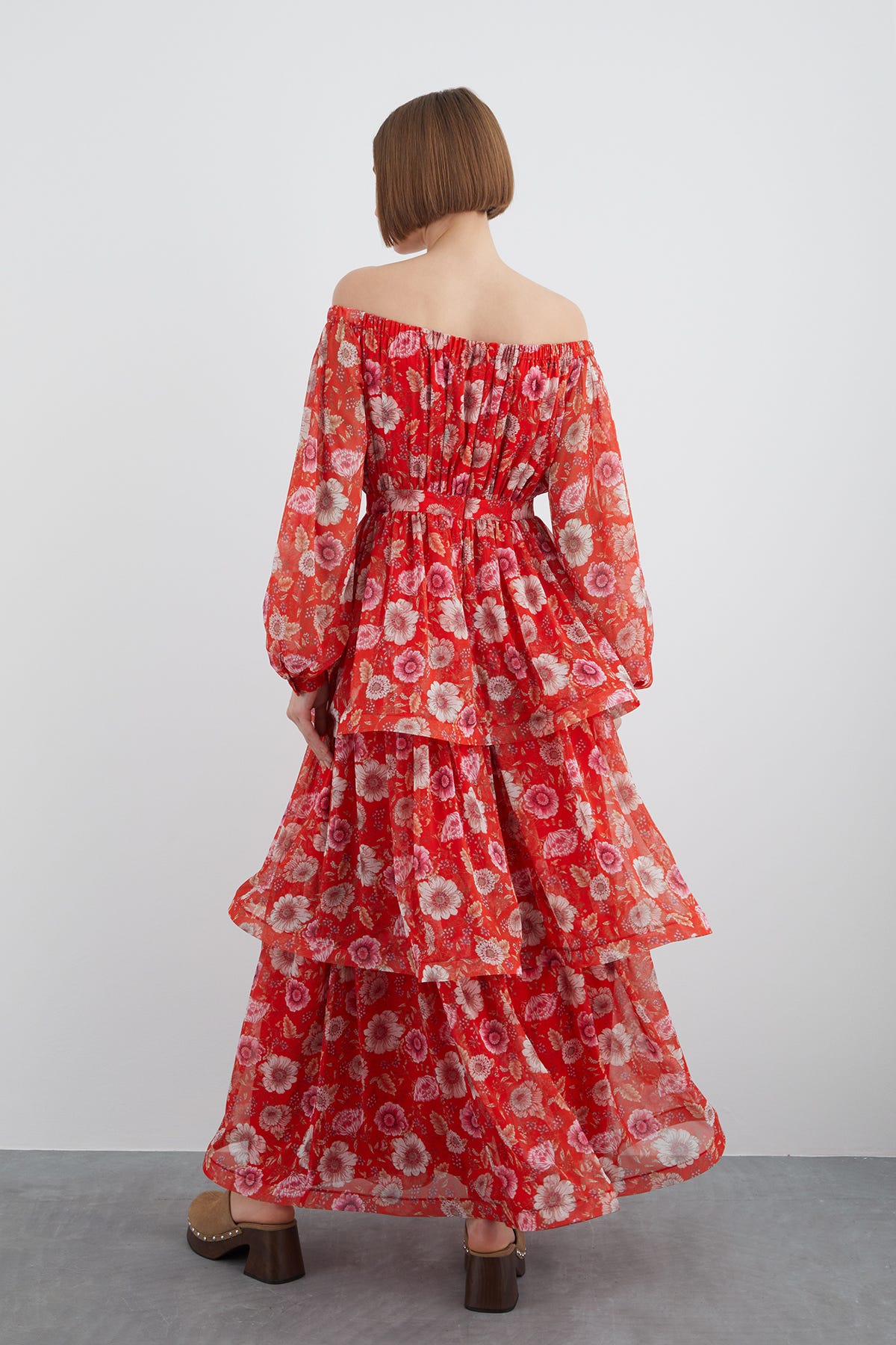 Lastikli Kayık Yaka Kat Kat Çiçek Desenli Uzun Kloş Elbise