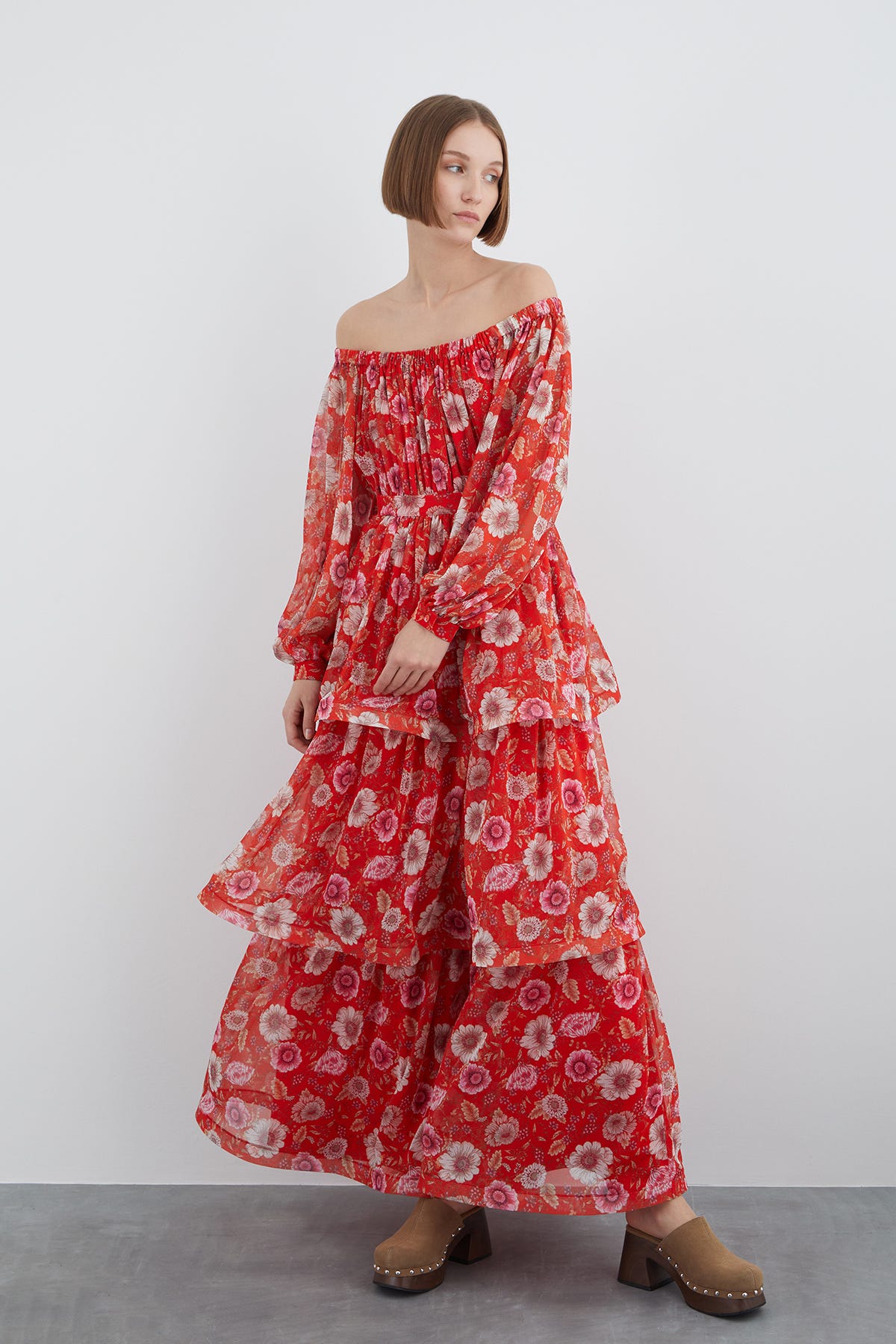 Lastikli Kayık Yaka Kat Kat Çiçek Desenli Uzun Kloş Elbise