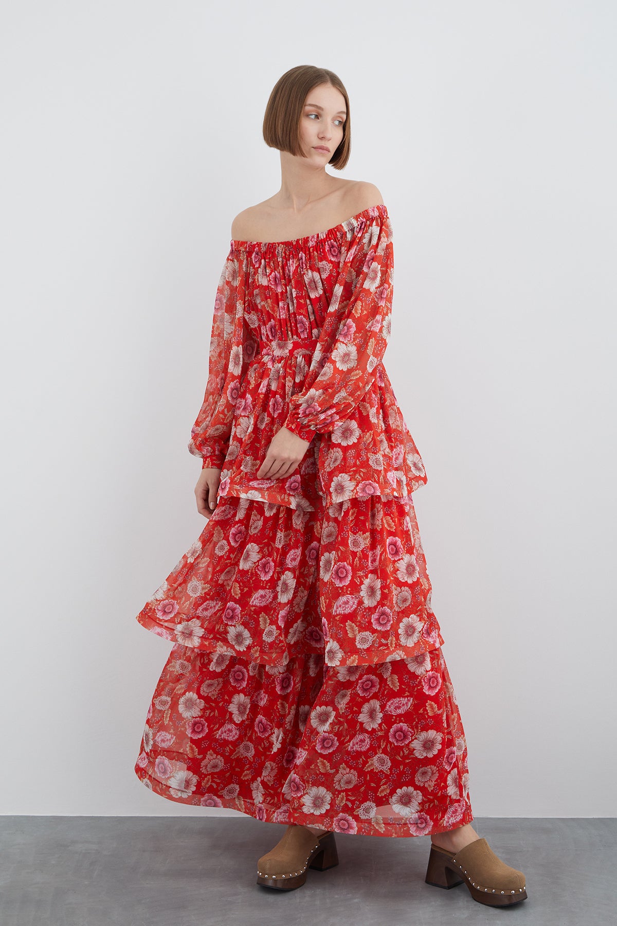 Lastikli Kayık Yaka Kat Kat Çiçek Desenli Uzun Kloş Elbise