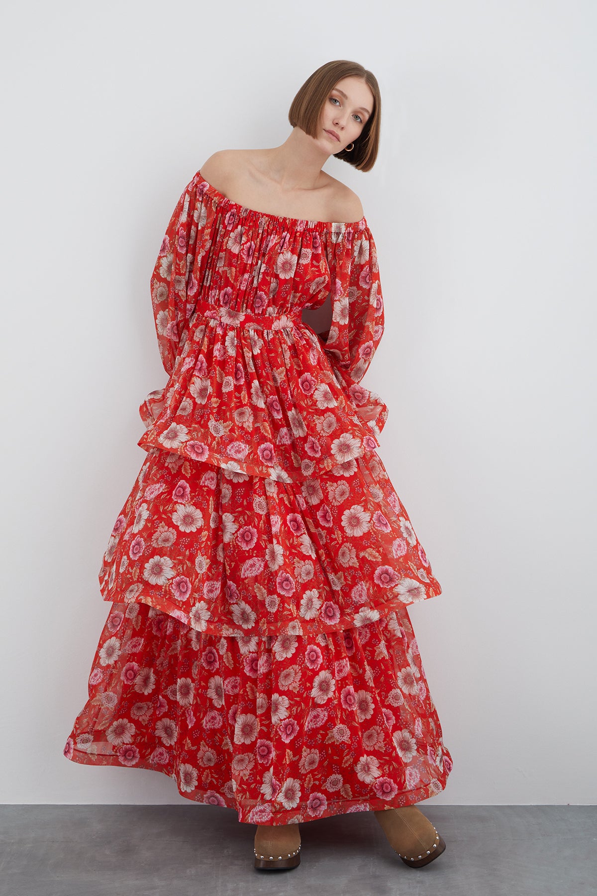 Lastikli Kayık Yaka Kat Kat Çiçek Desenli Uzun Kloş Elbise