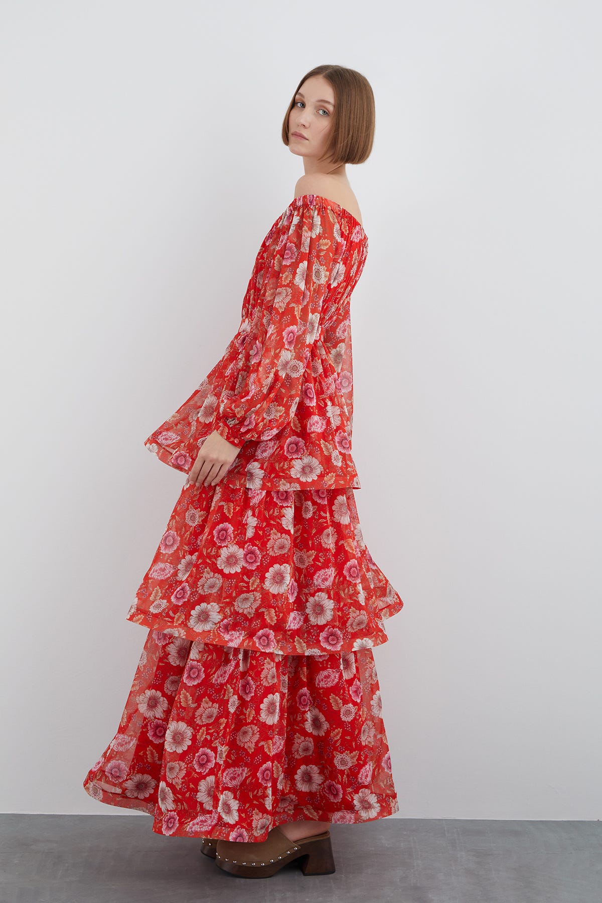 Lastikli Kayık Yaka Kat Kat Çiçek Desenli Uzun Kloş Elbise