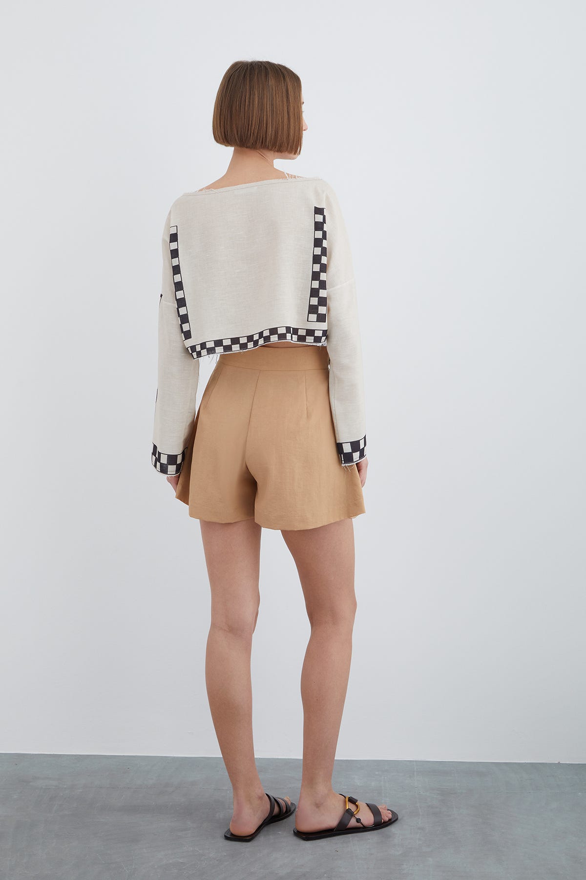 Desenli Nakış Detaylı Keten Crop