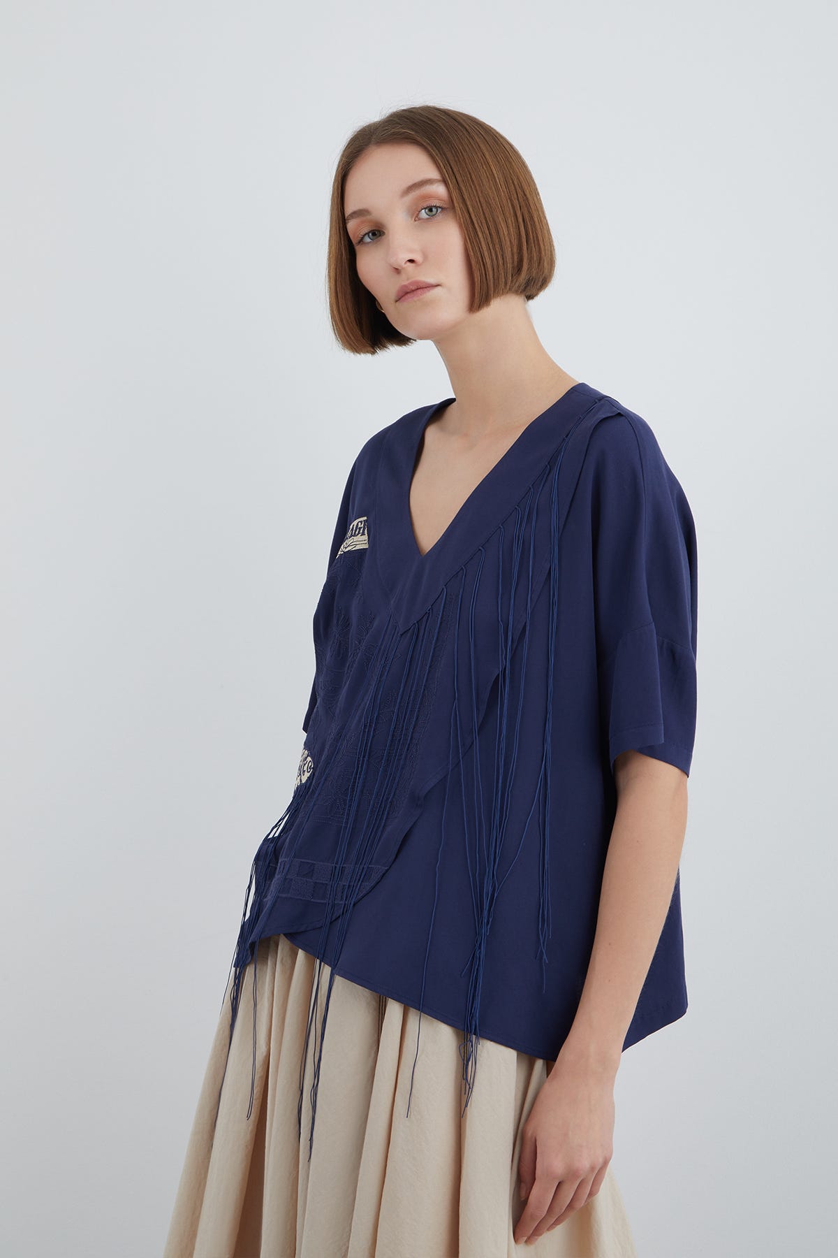 V Yakalı Düşük Omuzlu Nakışlı T-Shirt